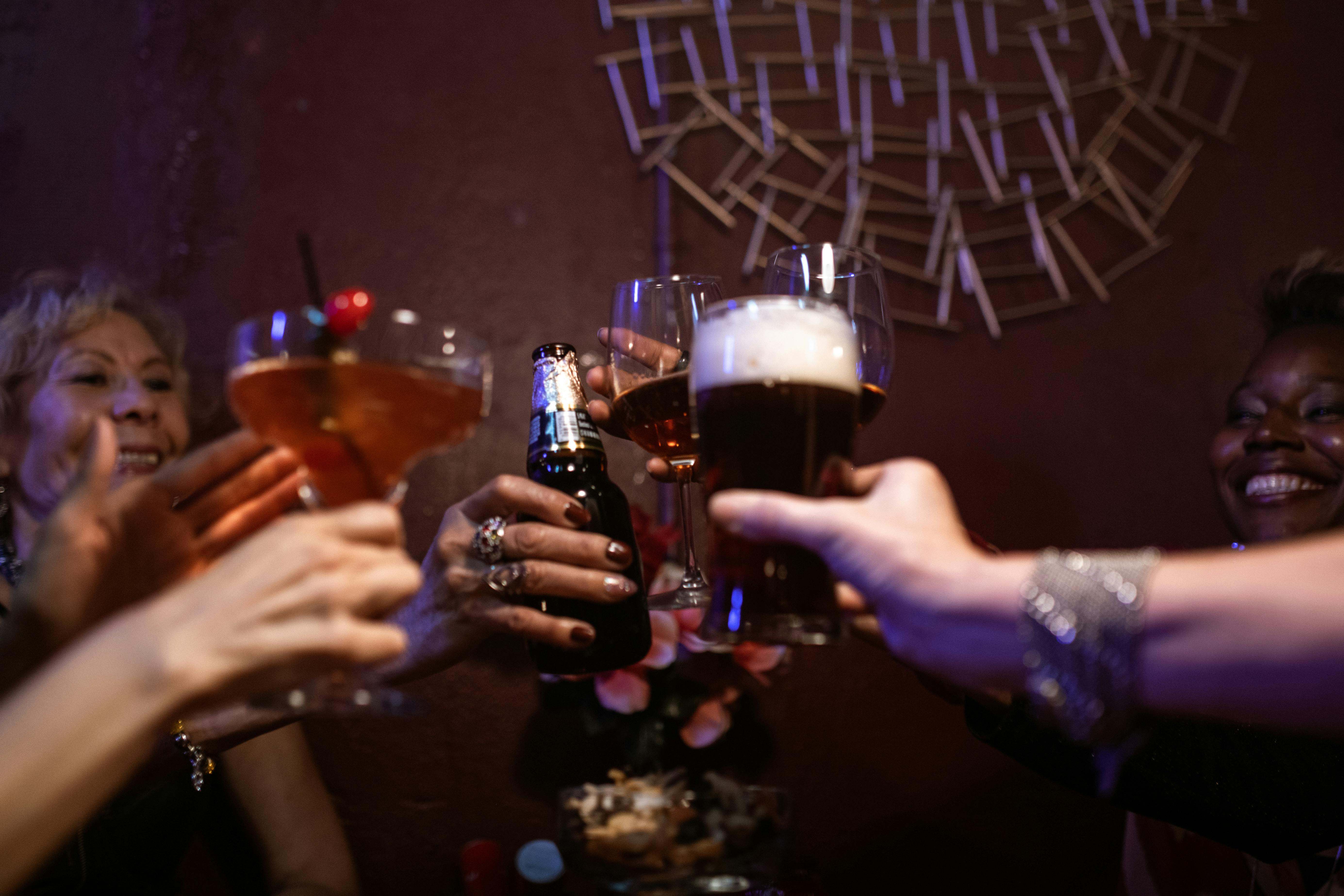 Dos de las bebidas alcohólicas más populares en la temporada estival son la cerveza y el tinto de verano