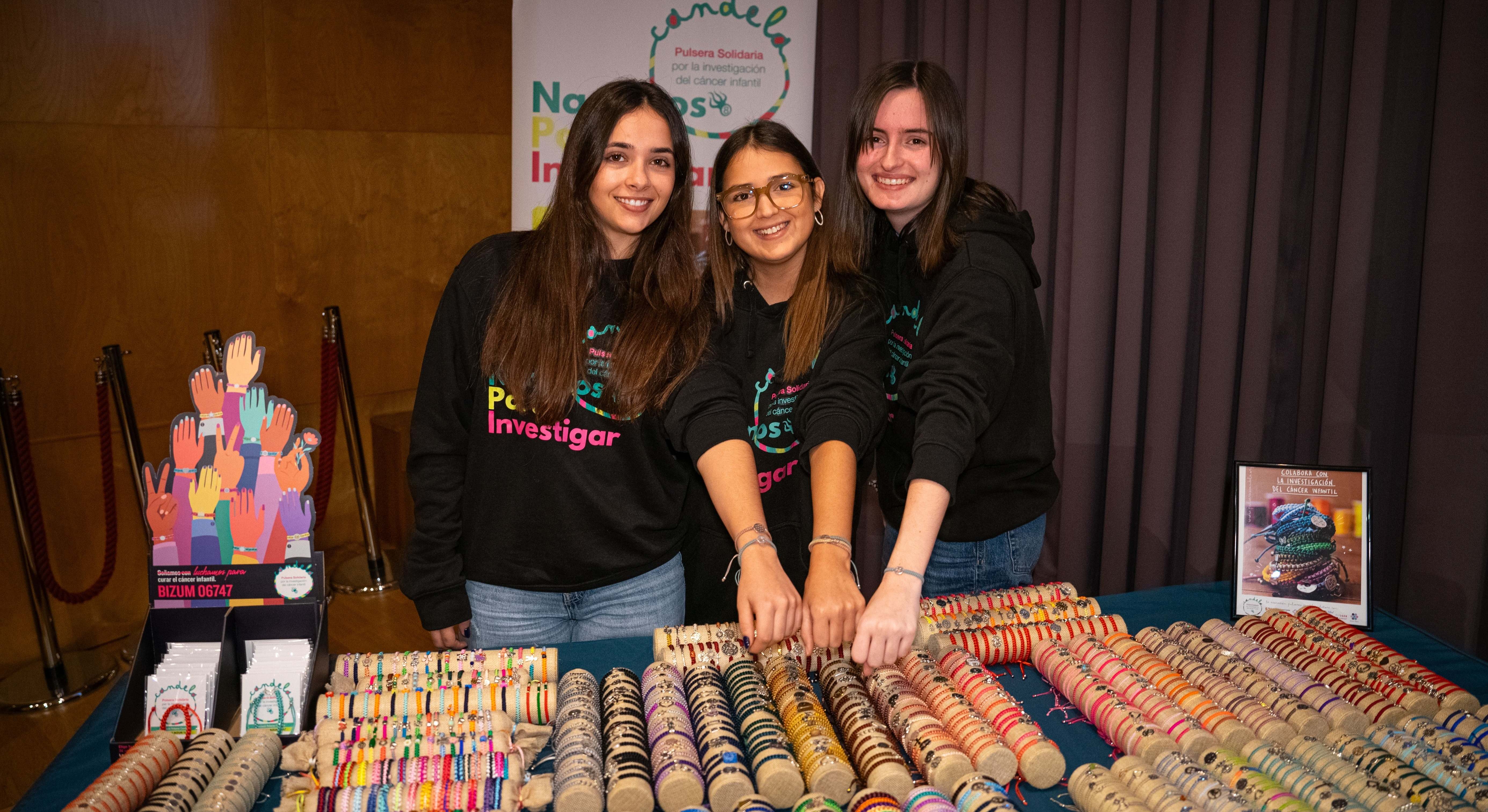Candela junto a sus amigas Mariona y Daniela, impulsoras de Pulseras Candela