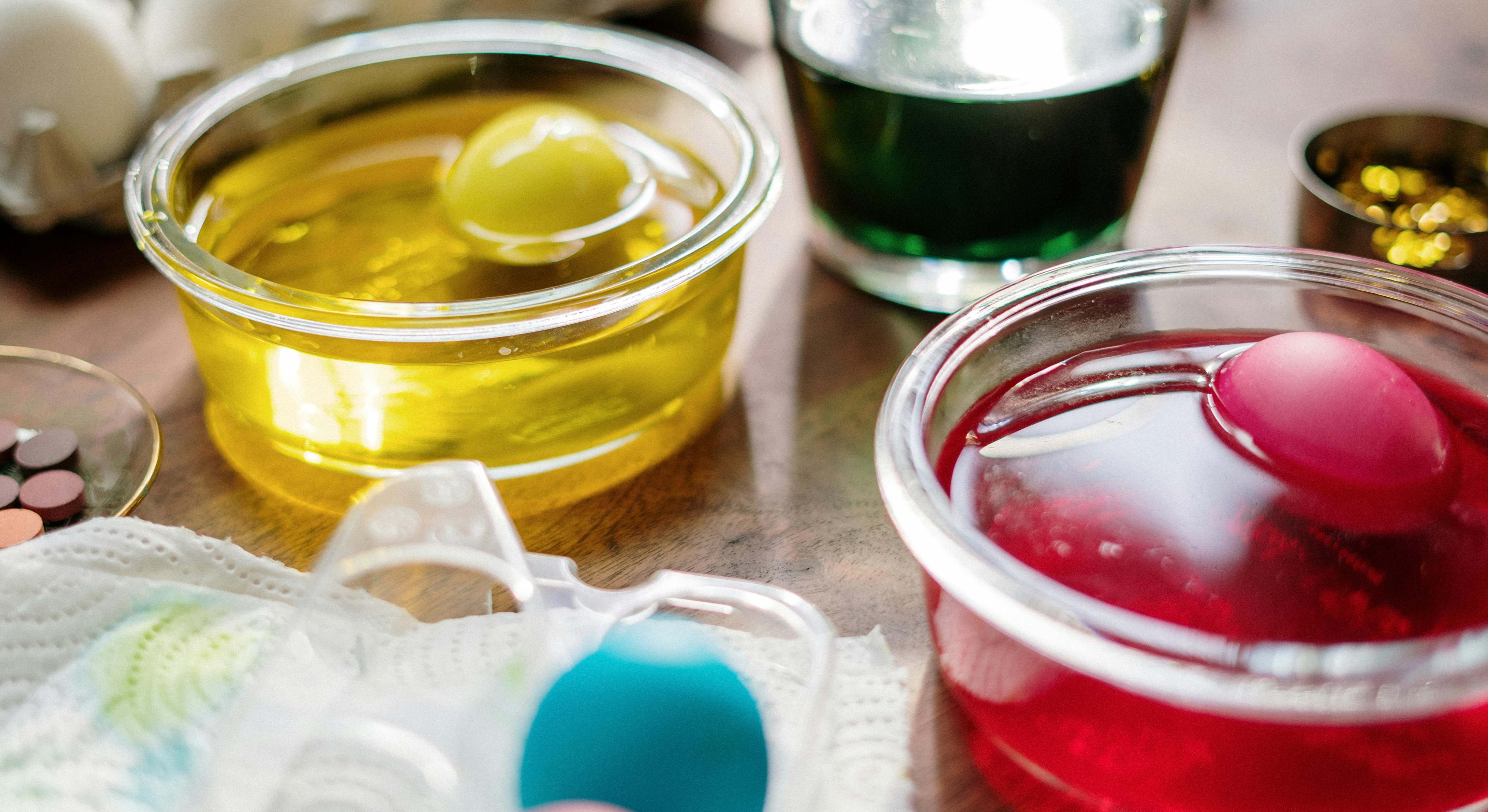 Huevos metidos en colorantes alimentarios para cambiar su color