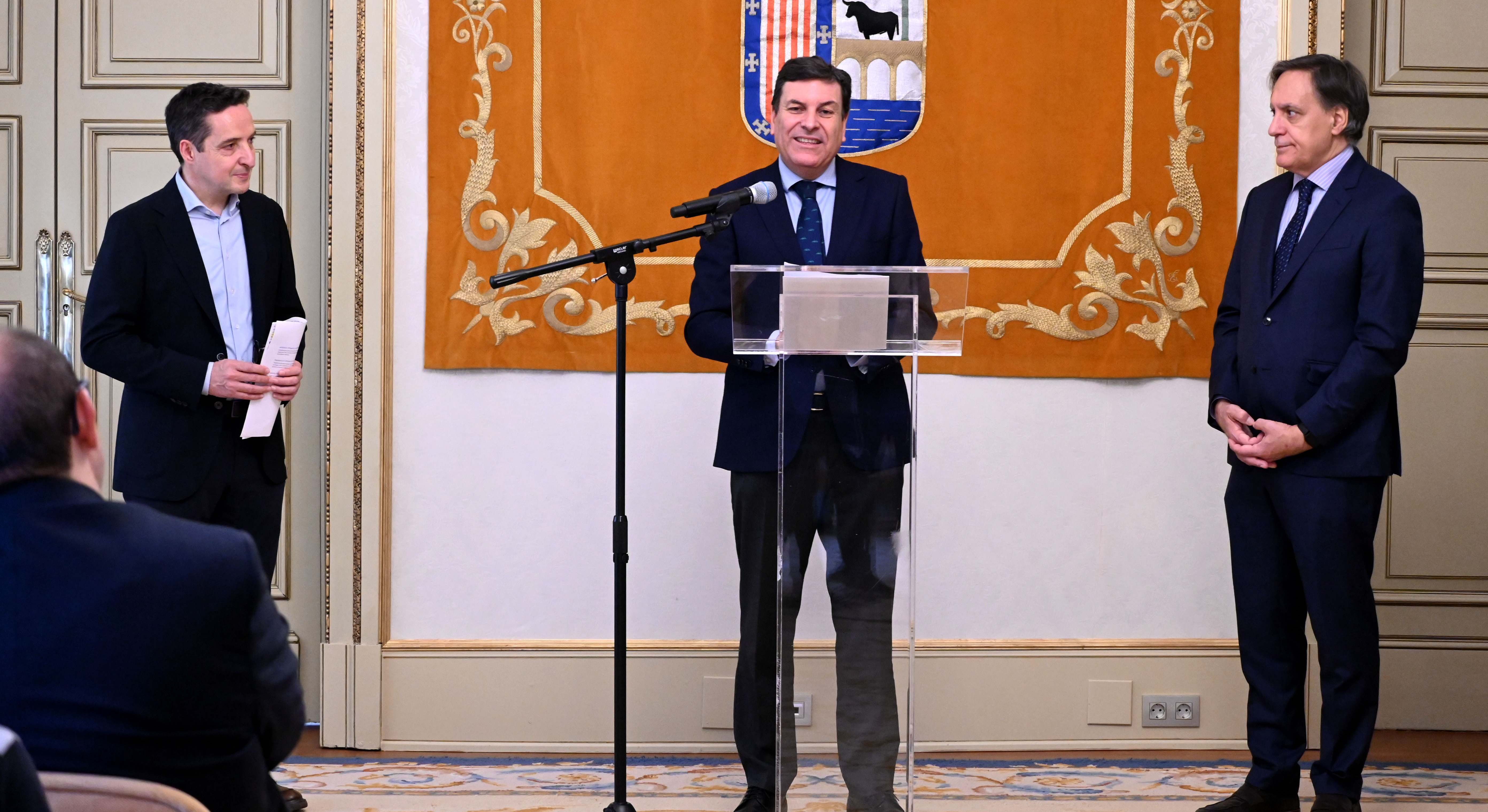 El catedrático de IA de la USAL, Juan Manuel Corchado; el consejero de Economía, Carlos Fernández Carriedo, y el alcalde de Salamanca, Carlos García Carbayo