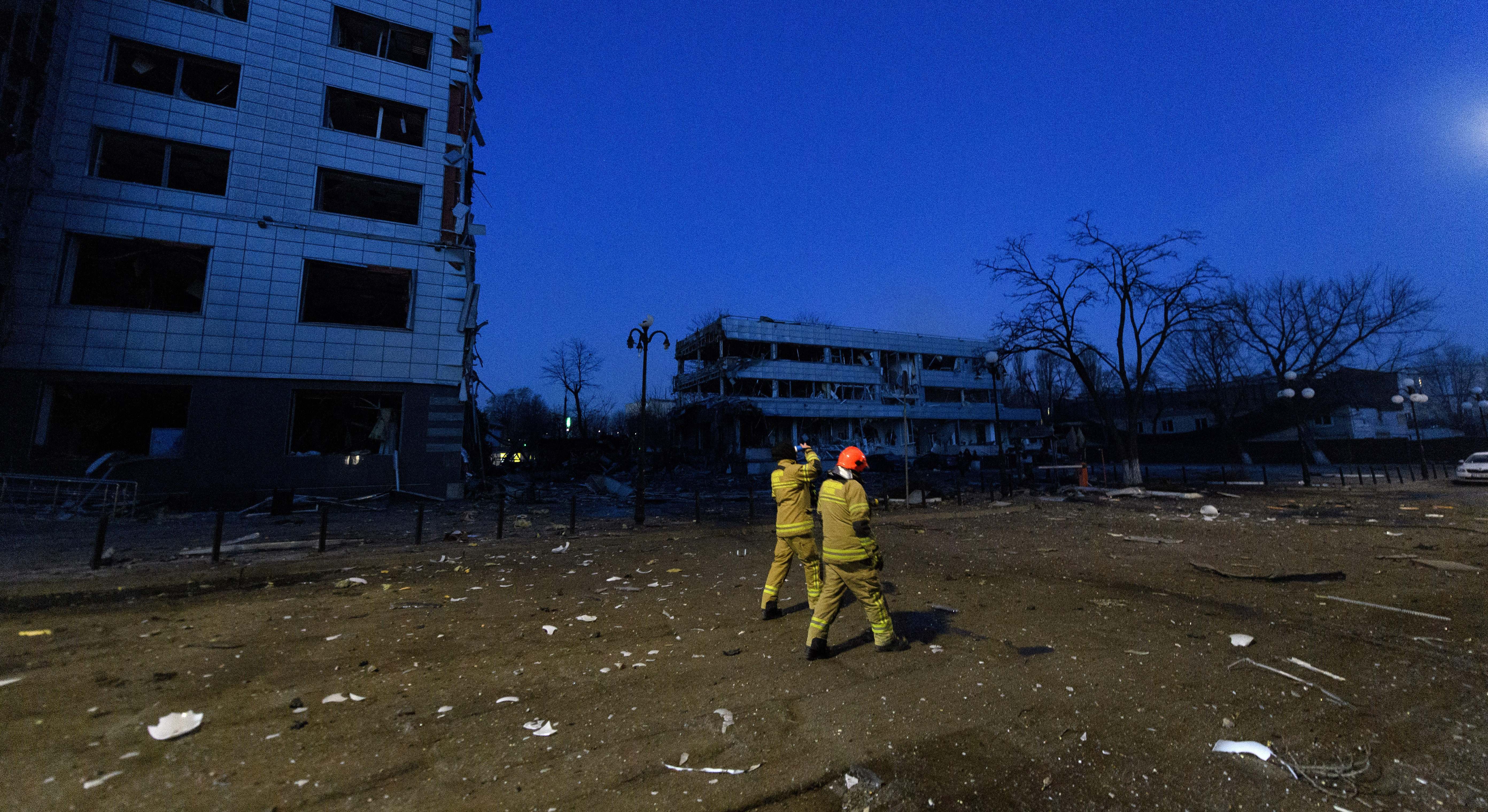 Dos bomberos del equipo de rescate de las víctimas de los bombardeos en Kiev.