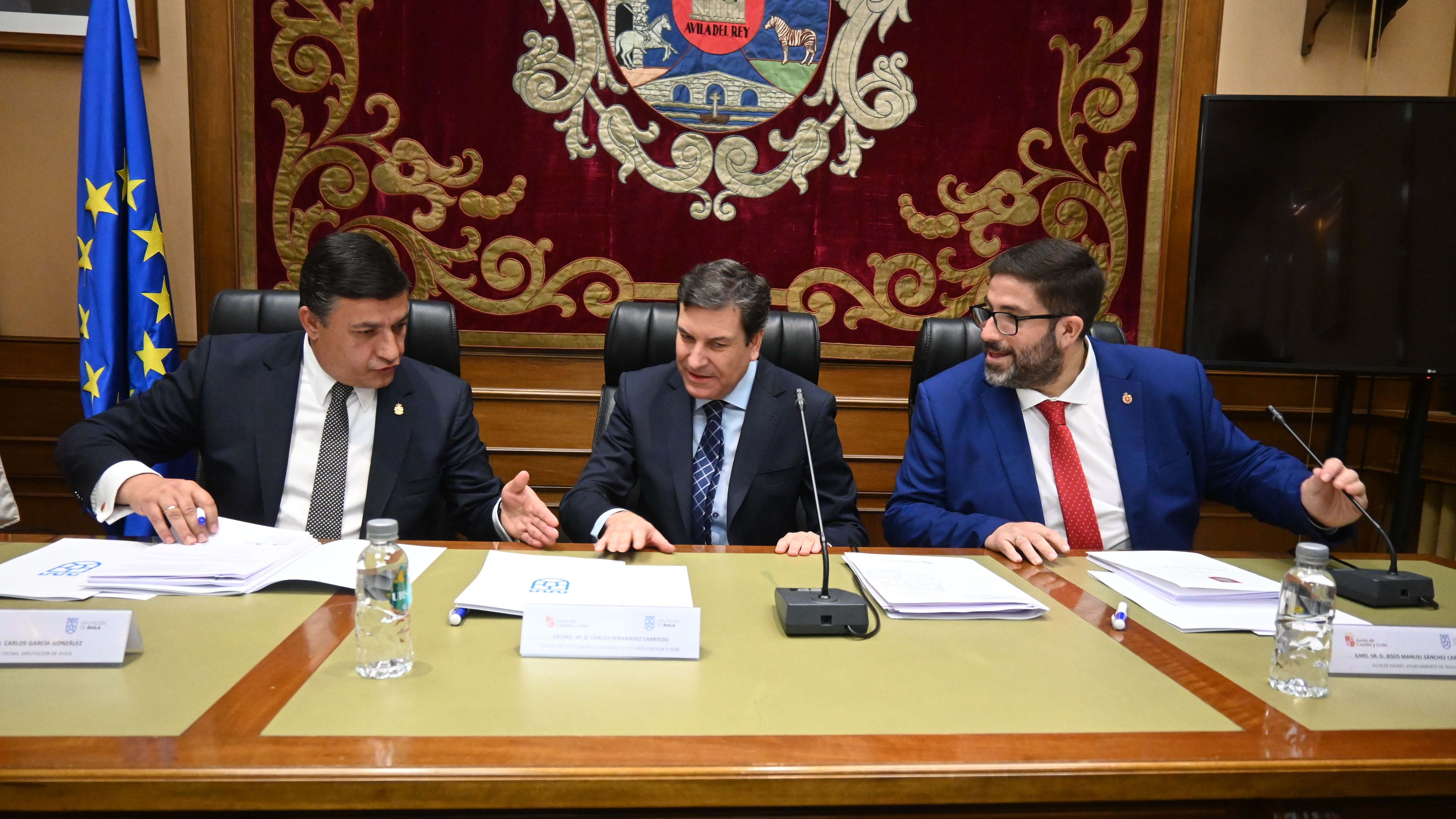Carlos García González, presidente de la Diputación; Carlos Fernández Carriedo, y Jesús Manuel Sánchez Cabrera, alcalde de Ávila