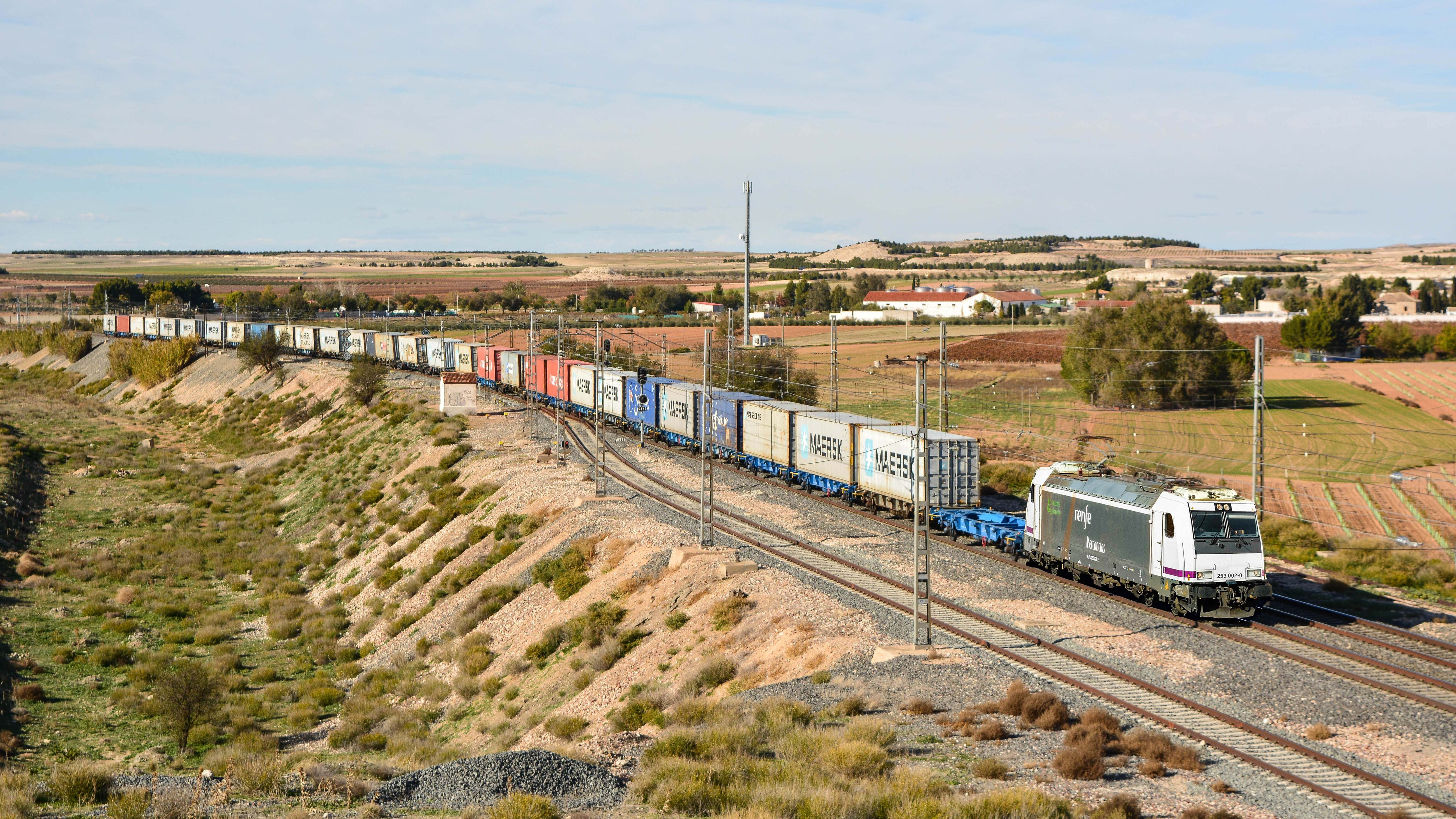 Tren de Renfe Mercancías entre Madrid y Valencia.