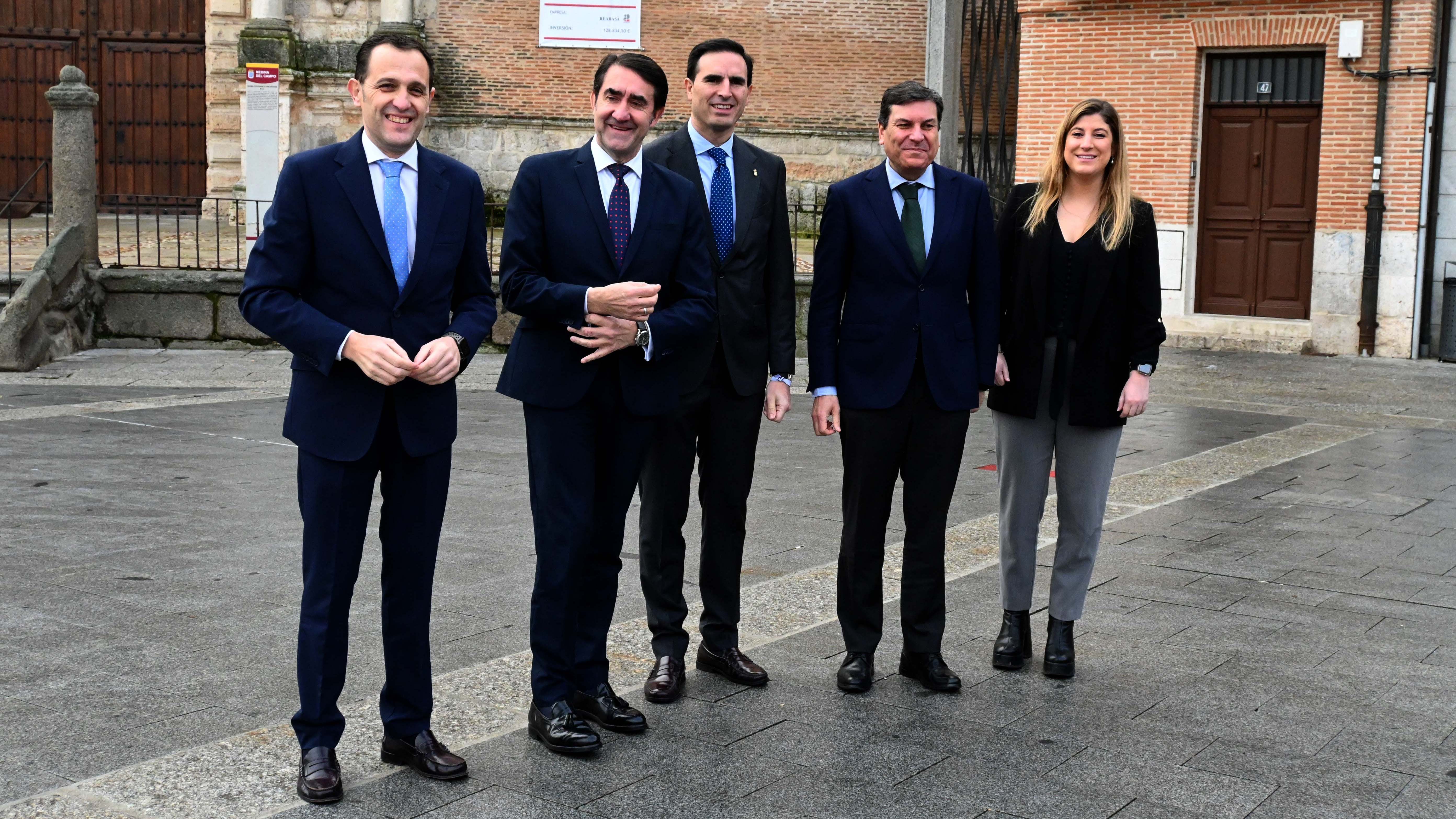 Representantes de Diputación, Junta y Ayuntamiento tras la firma del acuerdo en Medina del Campo