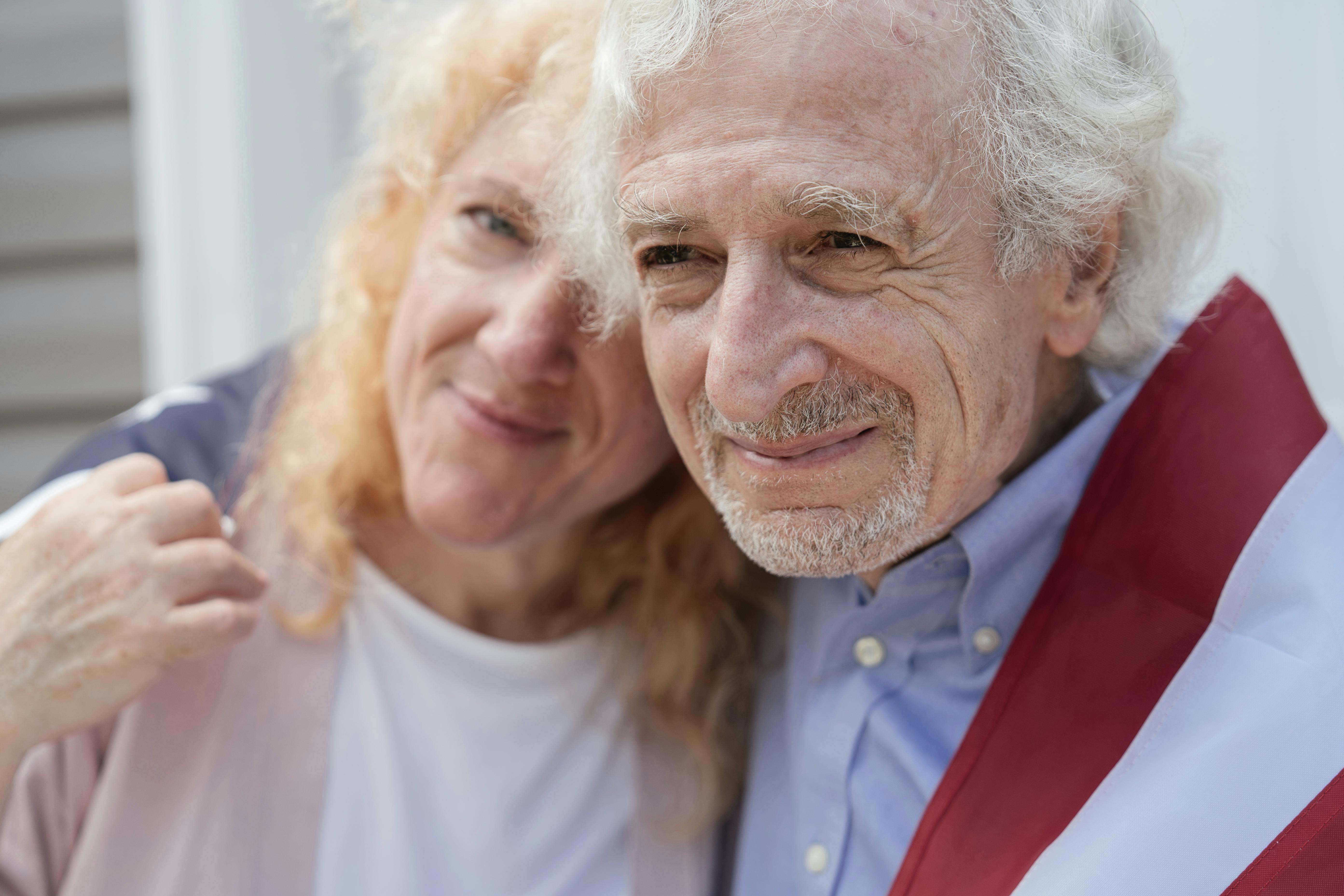 Dos personas de avanzada edad sonríen ante la cámara