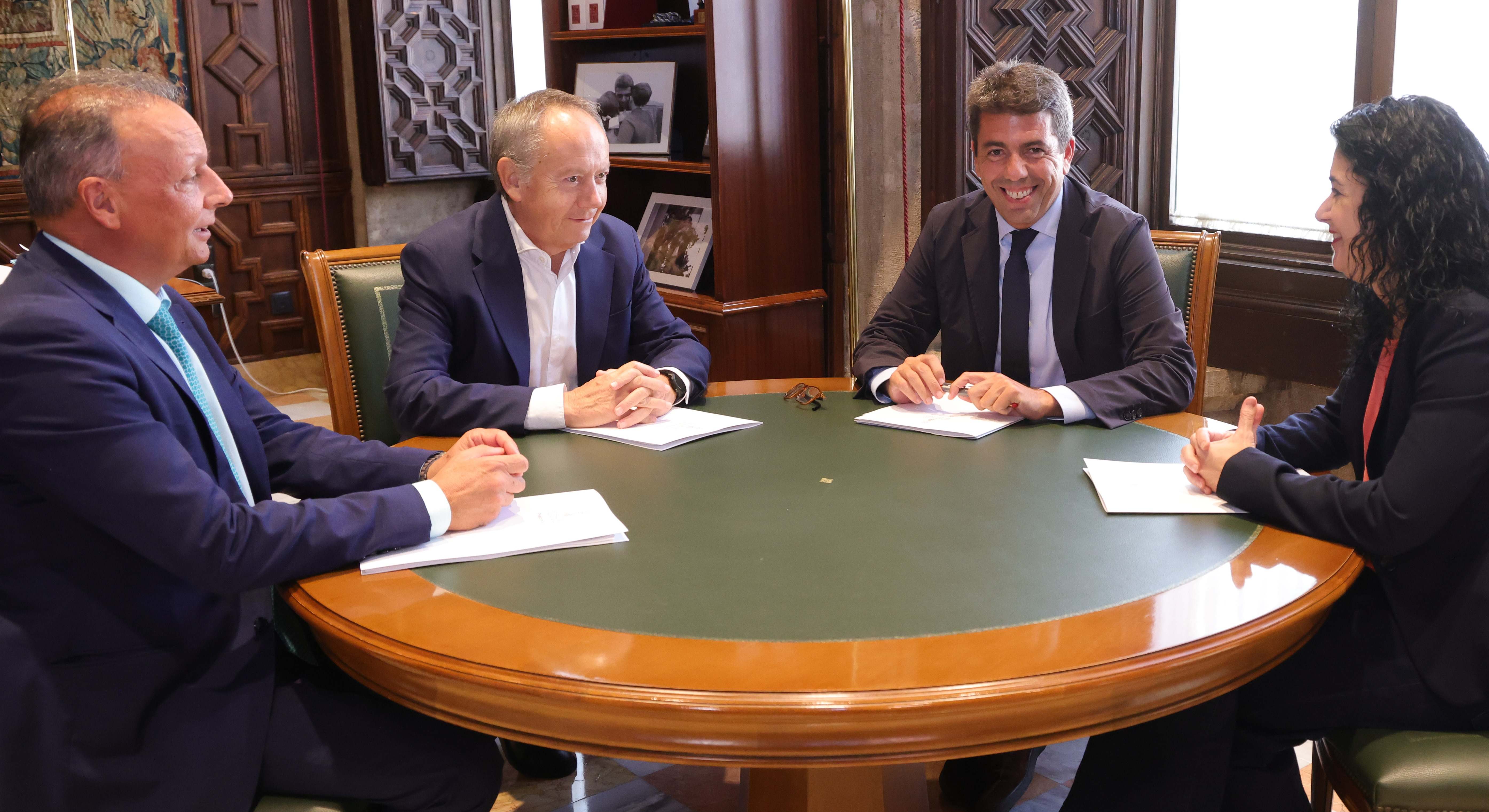 Mazón con los representantes de CEV y los sindicatos valencianos.