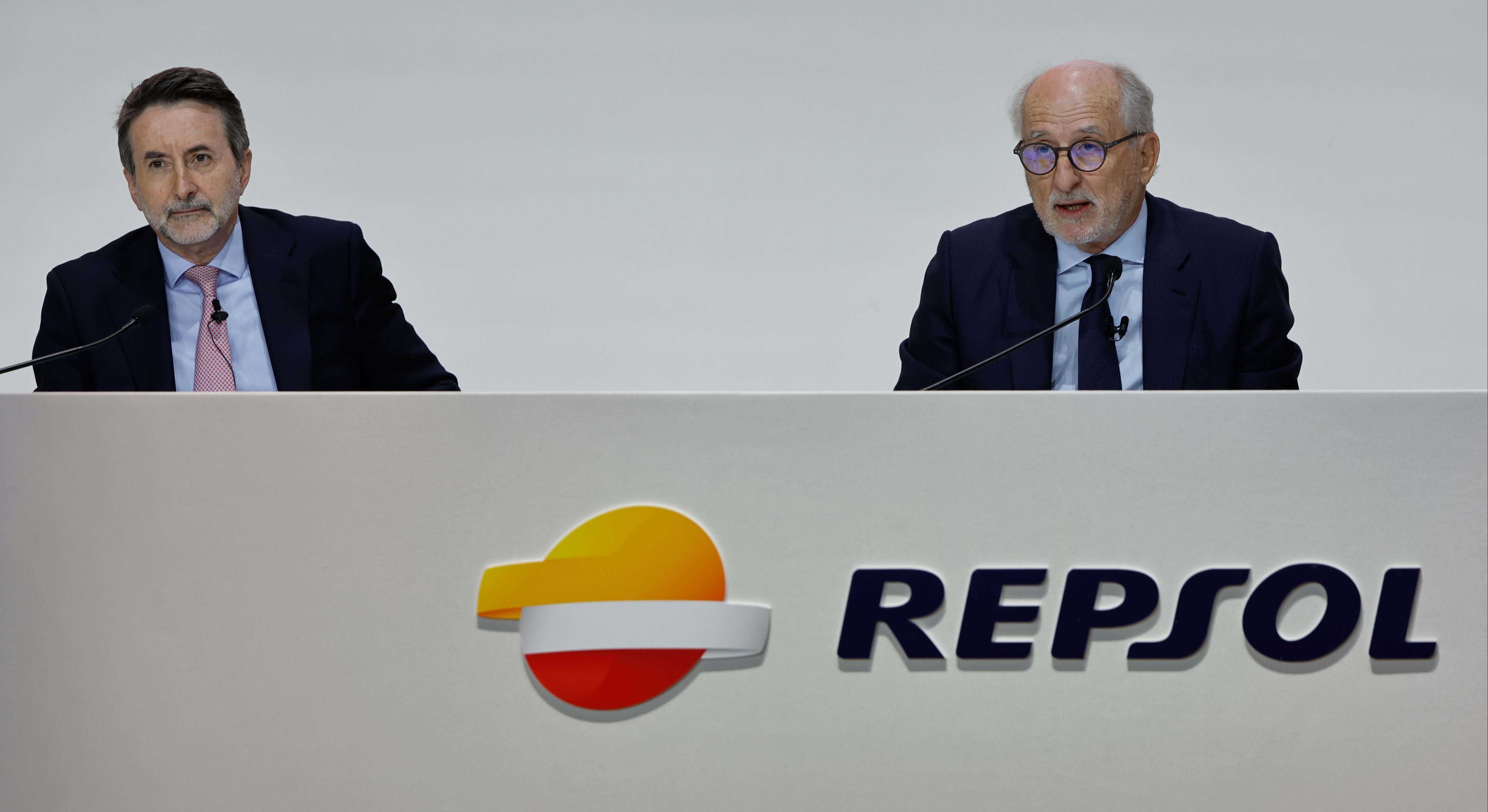 Josu Jon Imaz, CEO de Repsol, y Antonio Brufau, presidente de la compañía, durante la junta de accionistas. / EFE