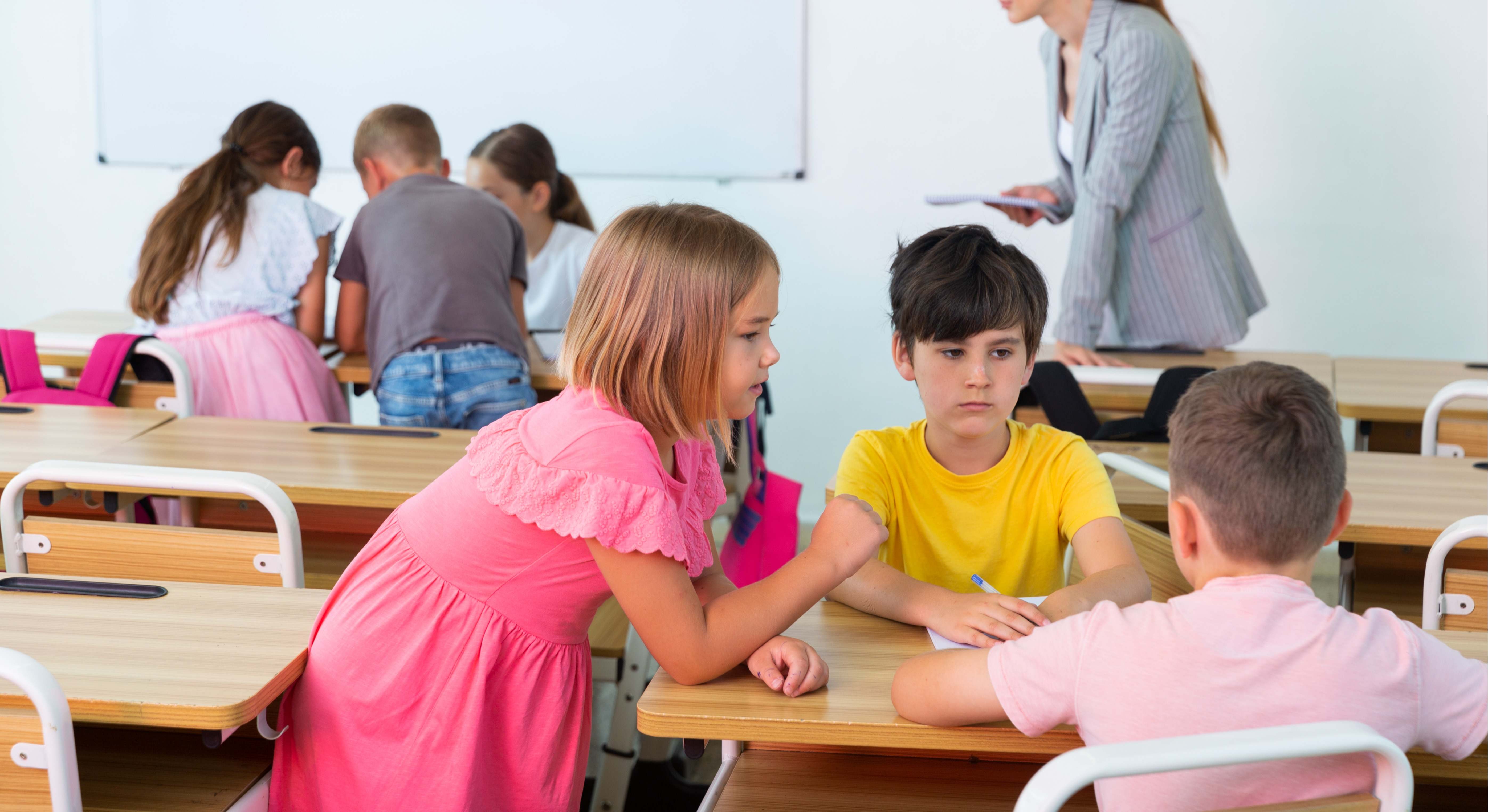Niños dan clase en el aula de un colegio. / Foto: iStock