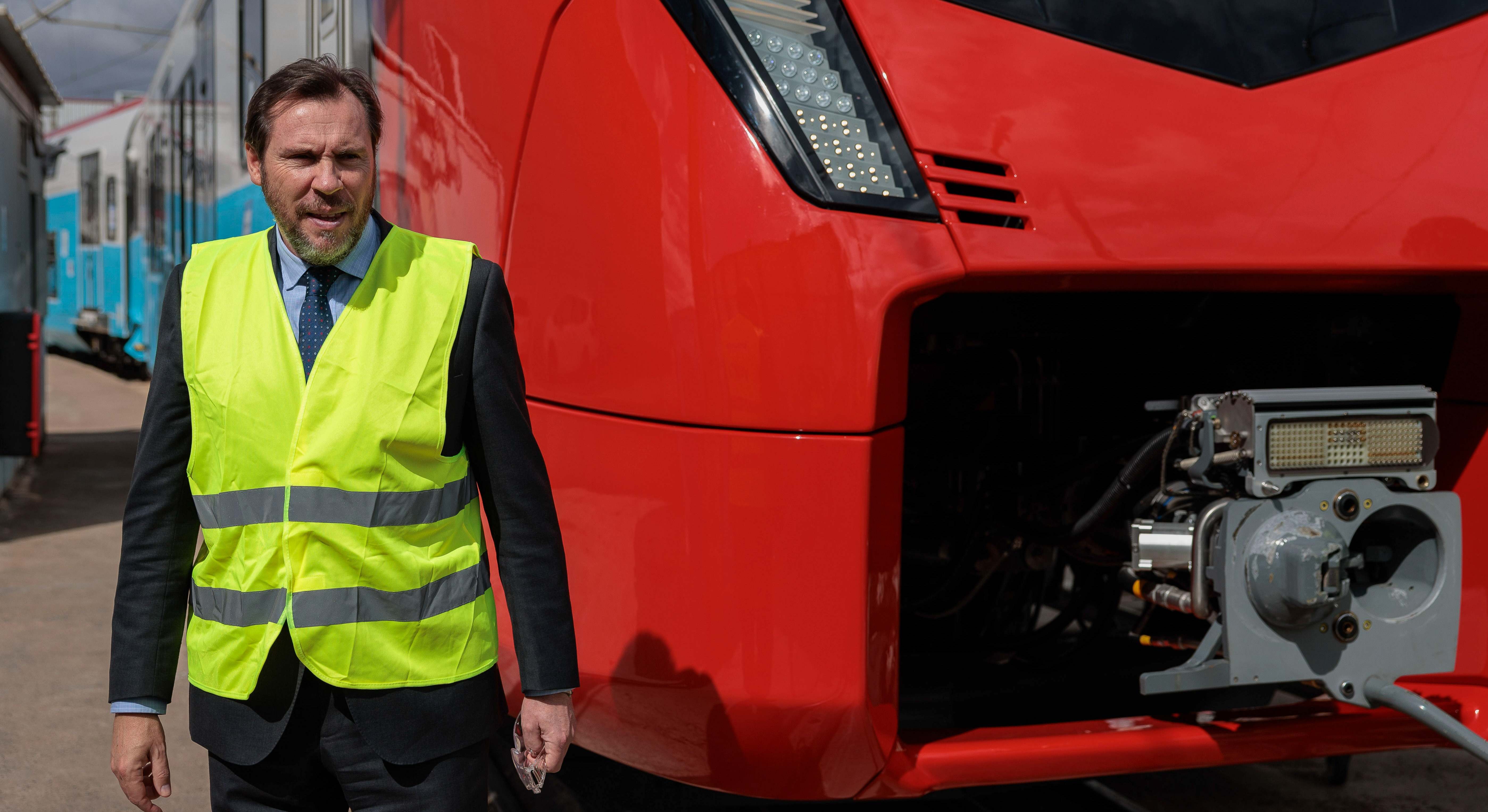 El ministro de Transportes, Óscar Puente, en una visita reciente a la fábrica de Stadler en Valencia. / EFE