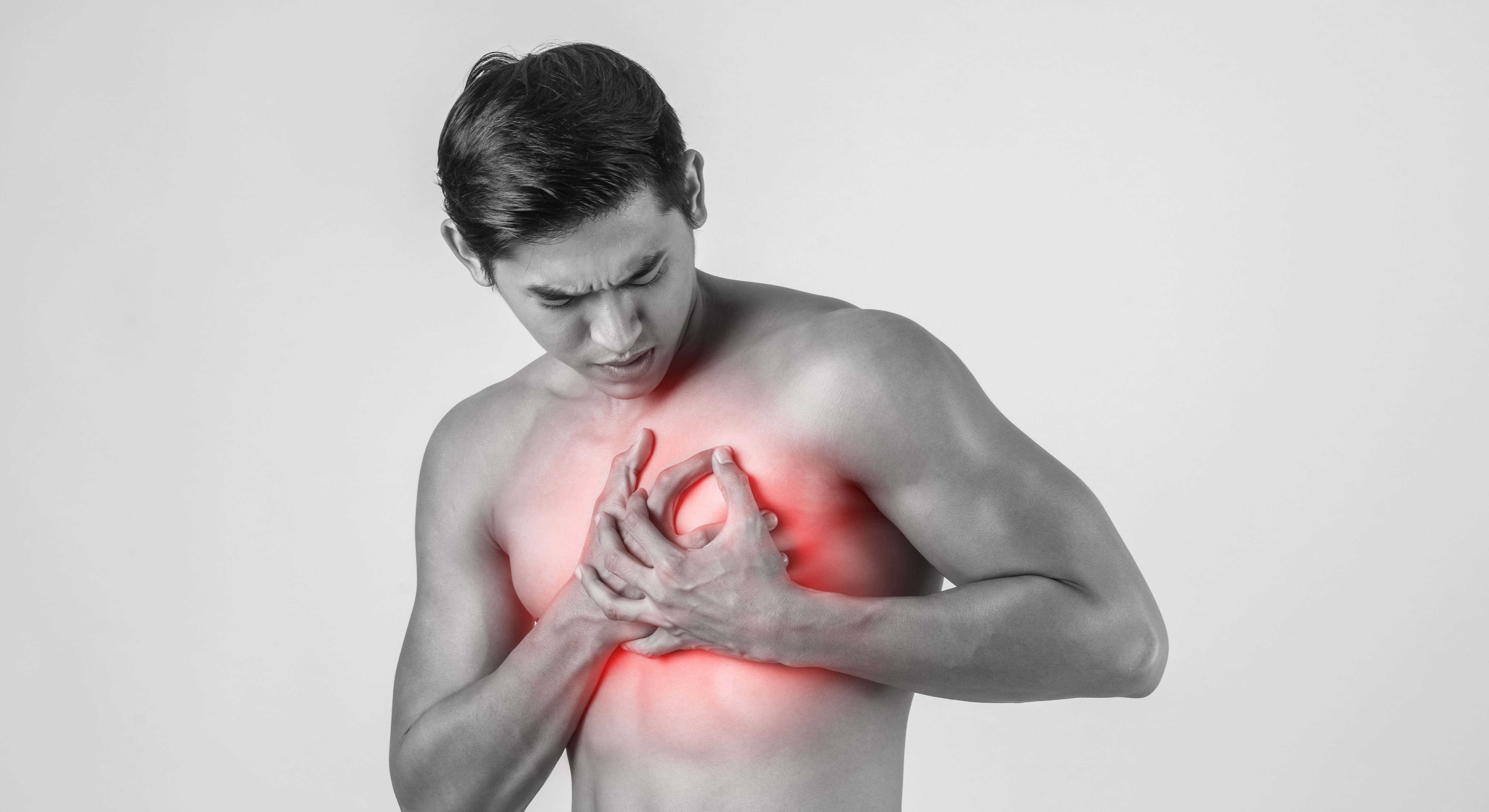 Hombre joven con ataque al corazon