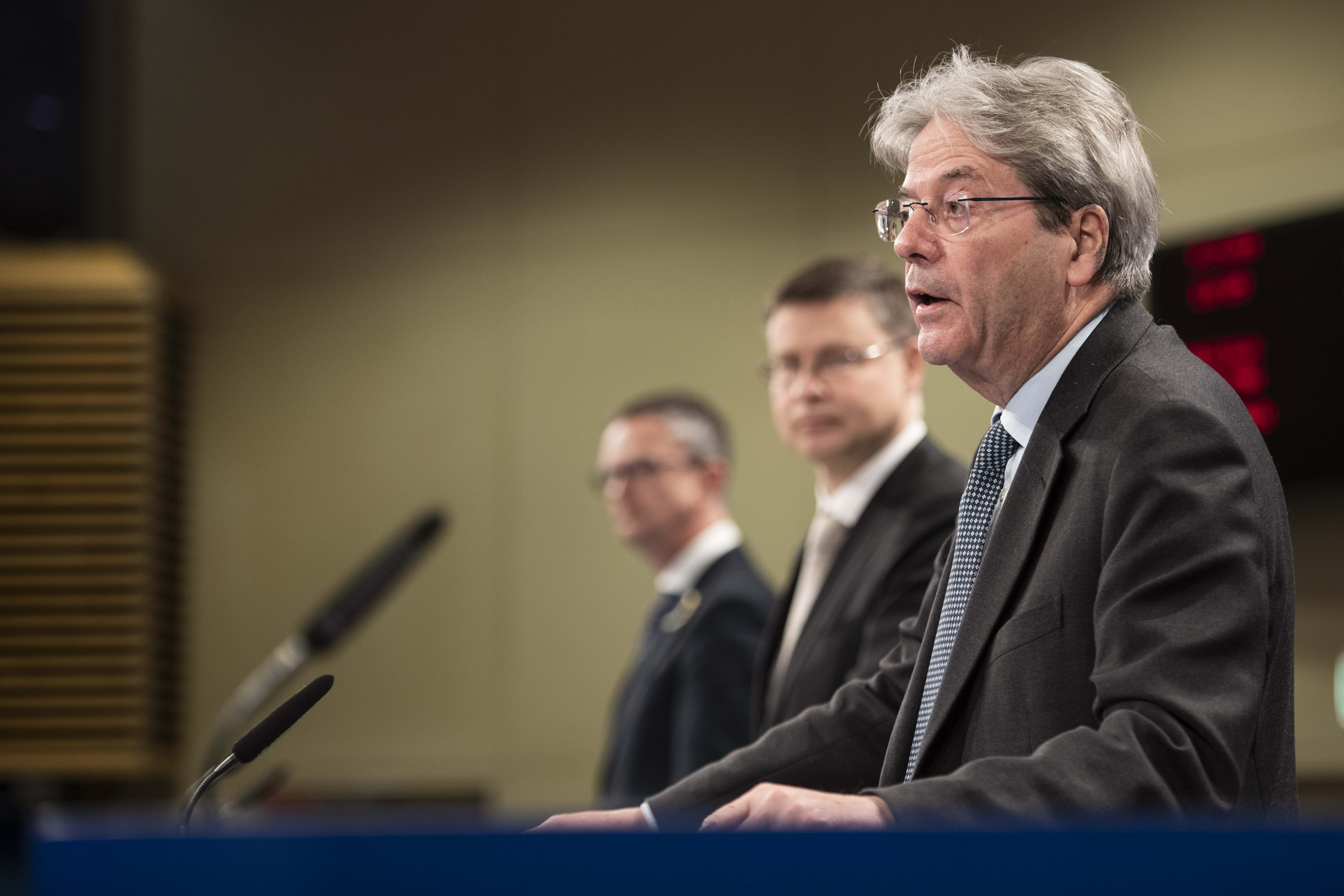 El vicepresidente económico de la Comisión Europea, Valdis Dombrovksis y el comisario de Economía, Paolo Gentiloni.