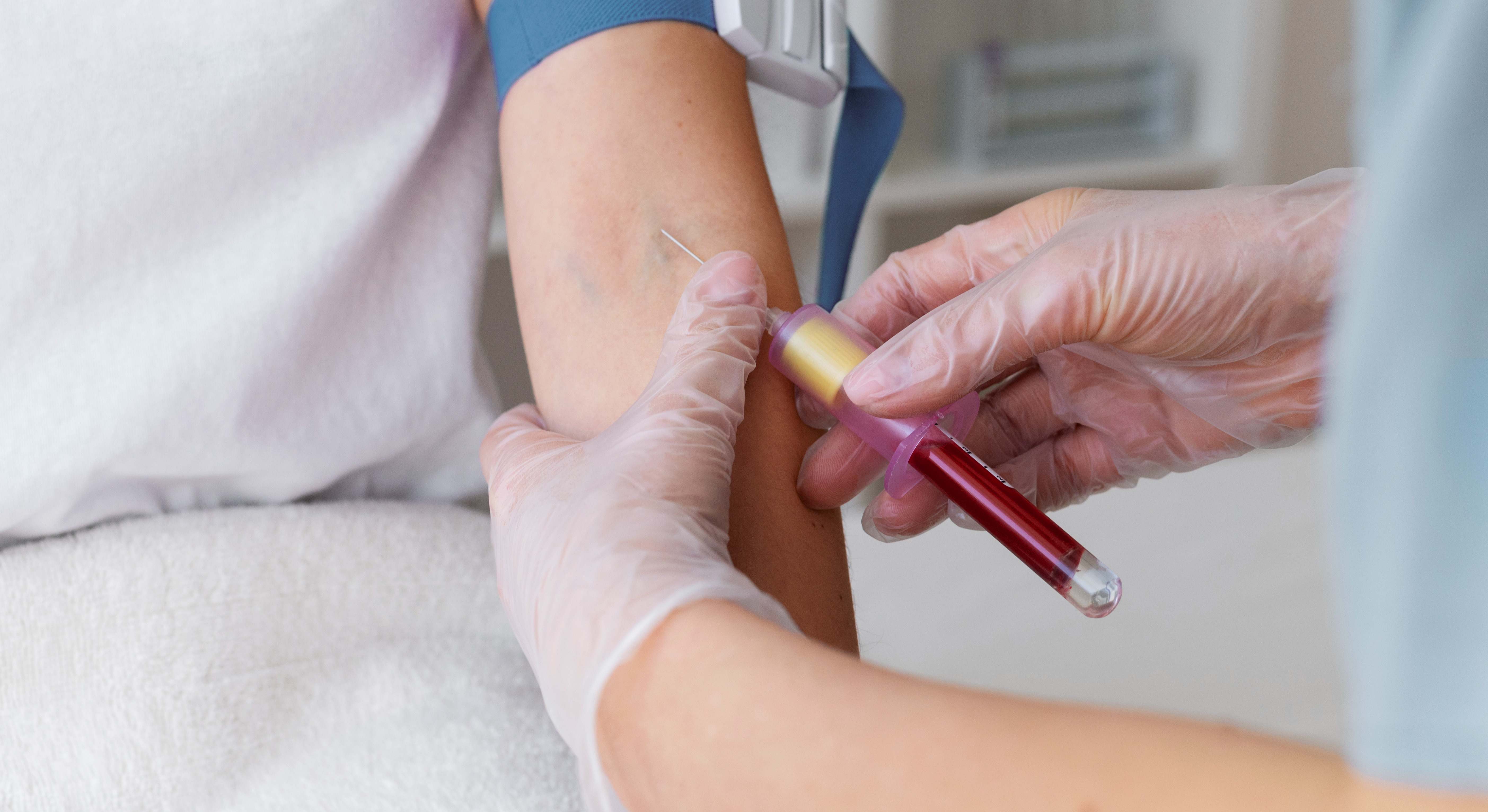 Profesional extrayendo sangre de un paciente