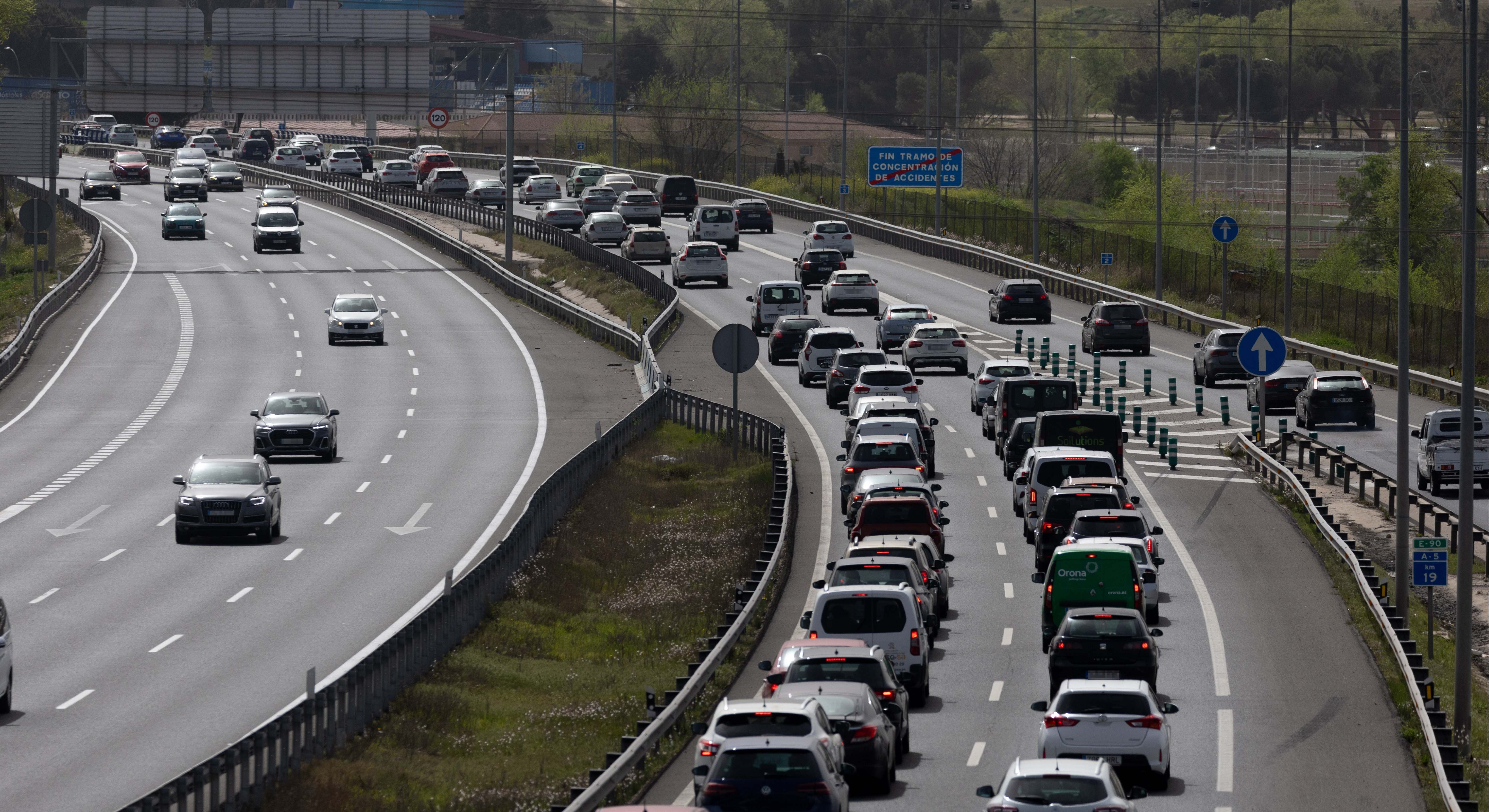 Vehículos circulan por la la A5 durante el comienzo de la operación salida de las vacaciones de Semana Santa