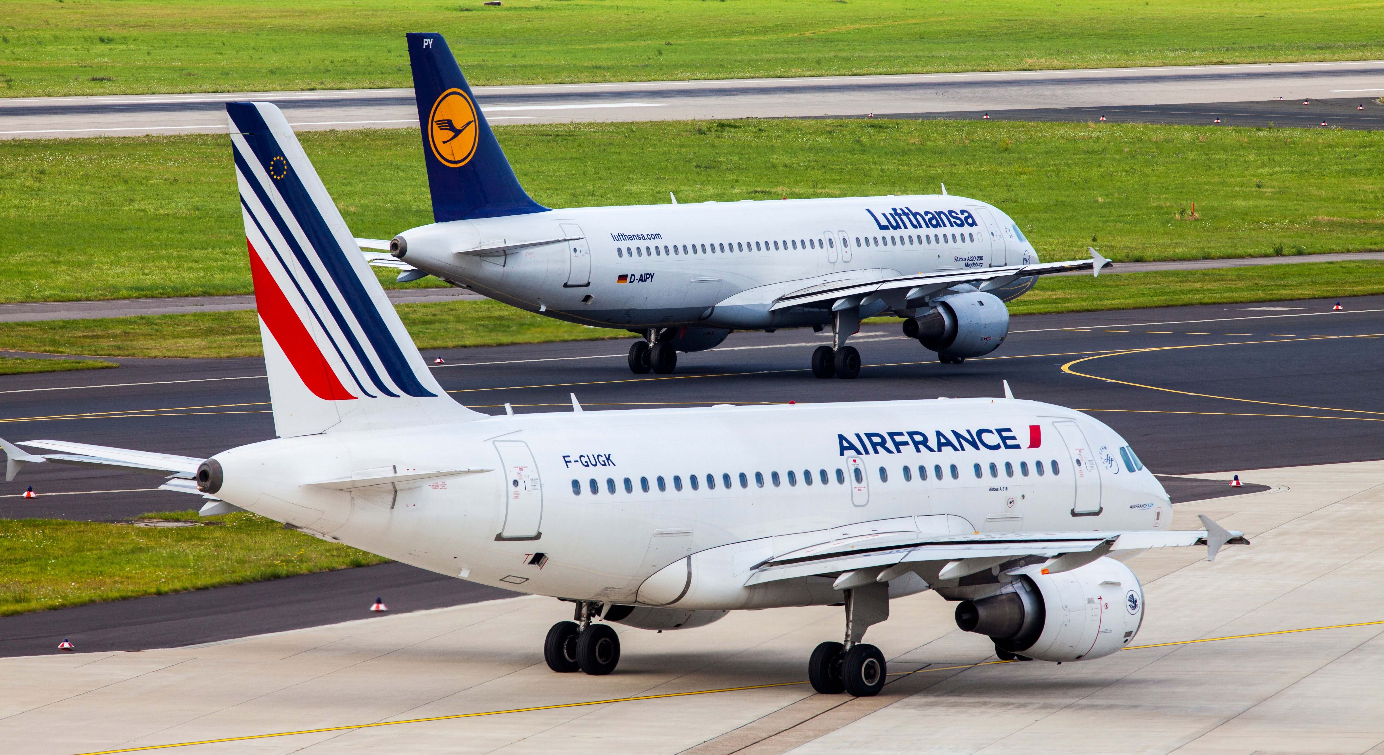 Aviones de Air France y Lufthansa en el aeropuerto de Dusseldorf (Alemania). AlamyAviones de Air France y Lufthansa en el aeropuerto de Dusseldorf (Alemania). Alamy
