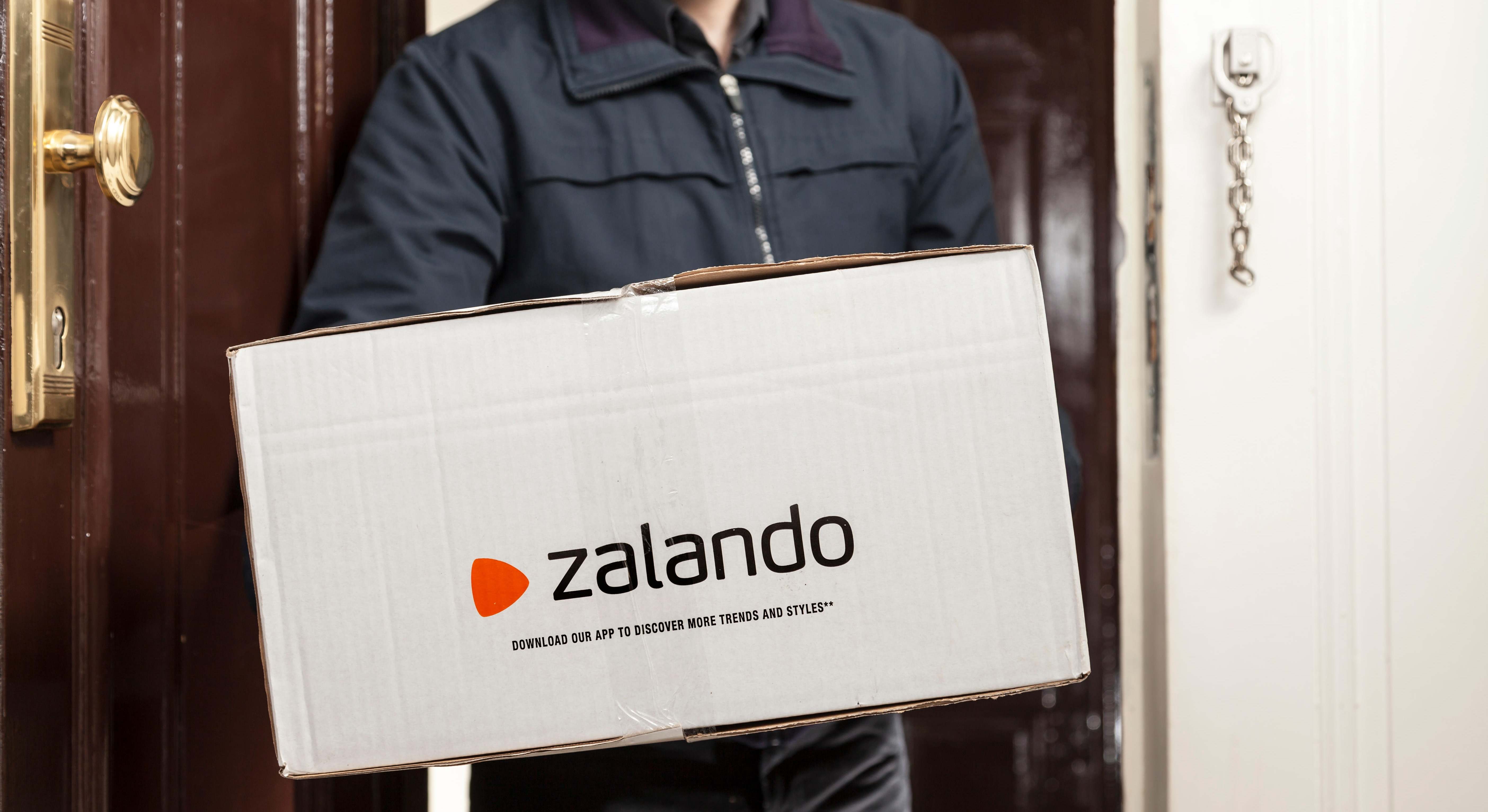 Caja de envíos de Zalando. Foto: Alamy