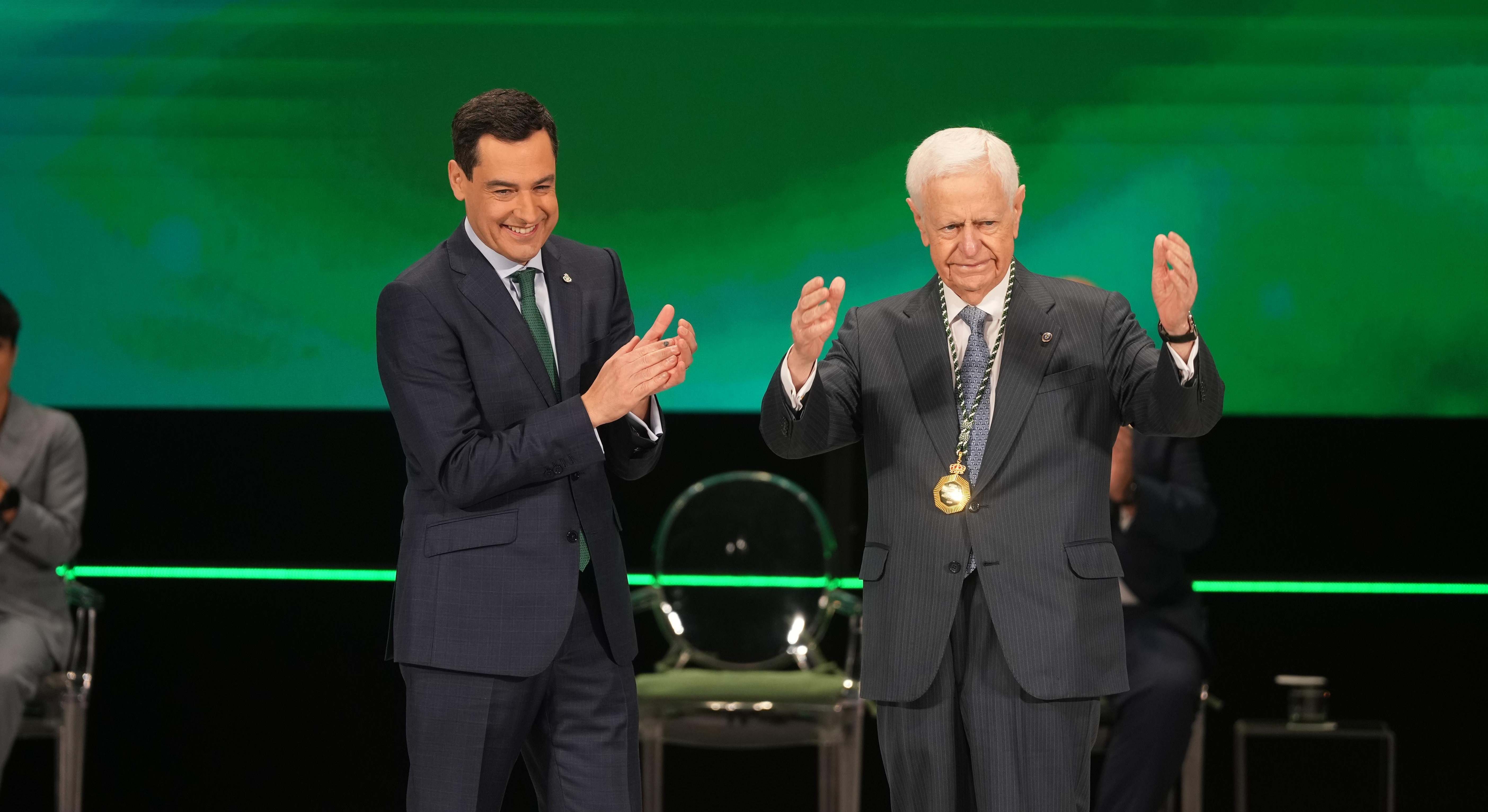 José Luis Sánchez Domínguez (Sando) recibe la Medalla de Andalucía.