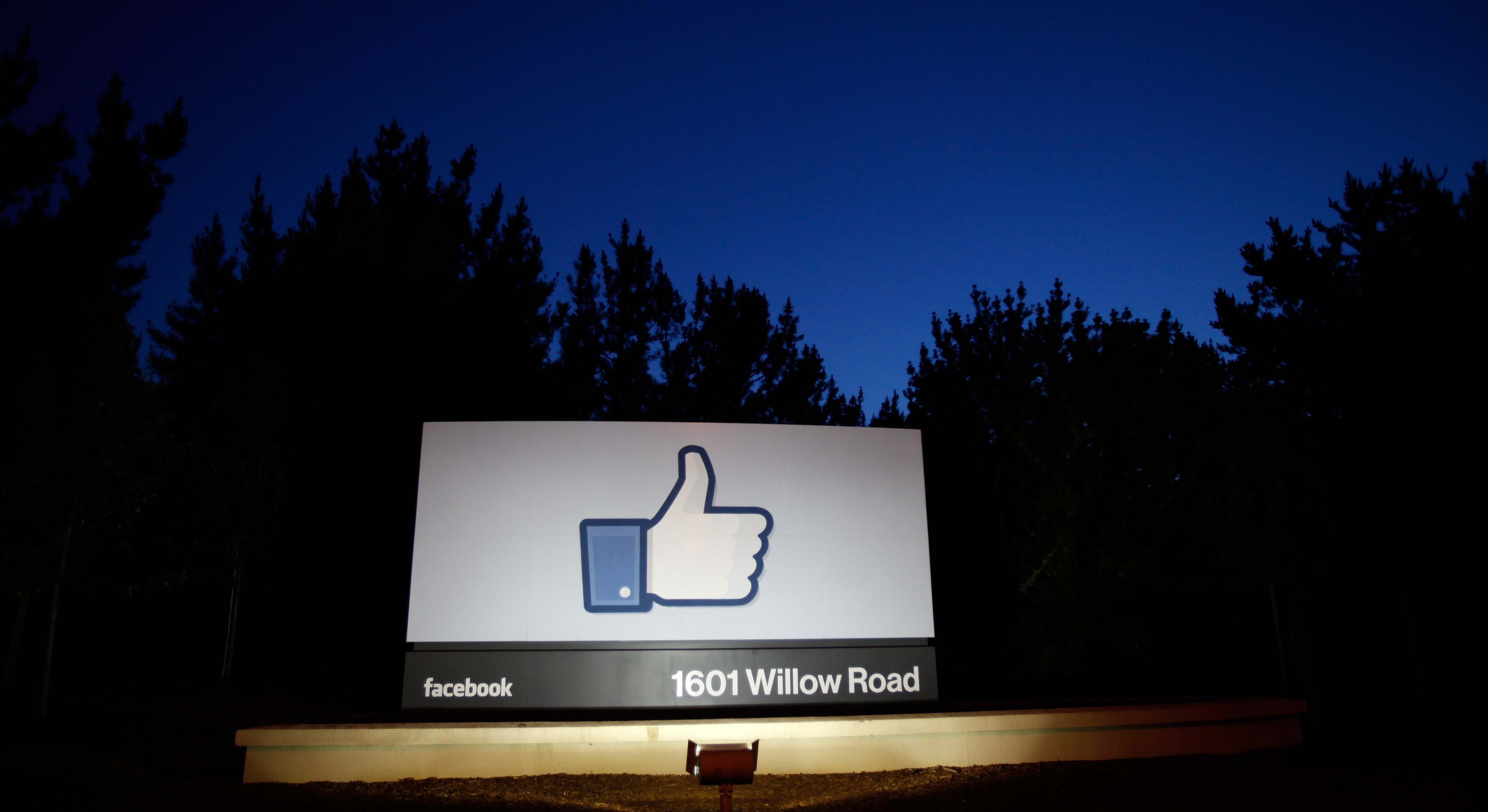 Un cartel publicitario de Facebook