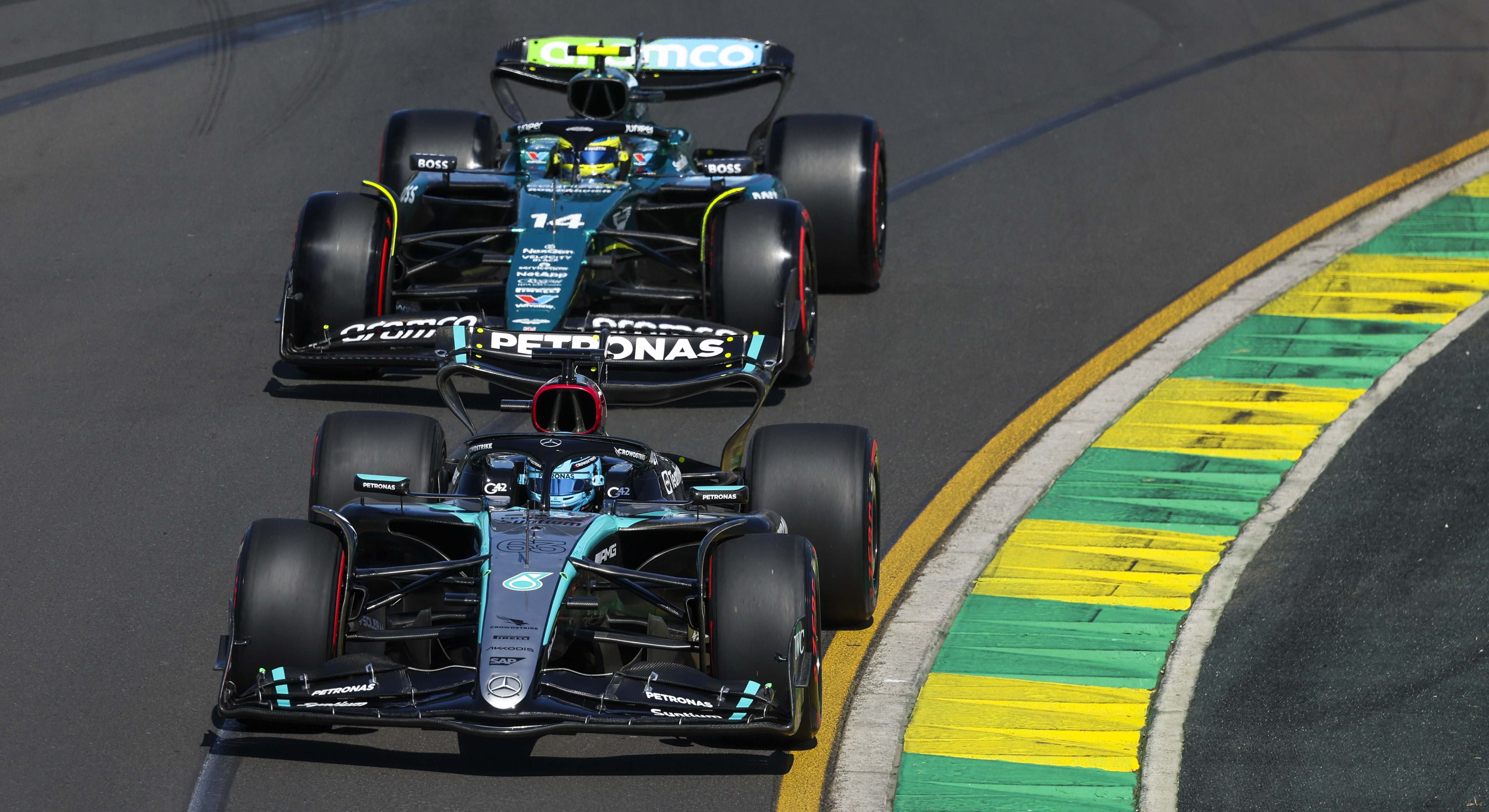 Fernando Alonso y George Russell en el GP de Australia 2024