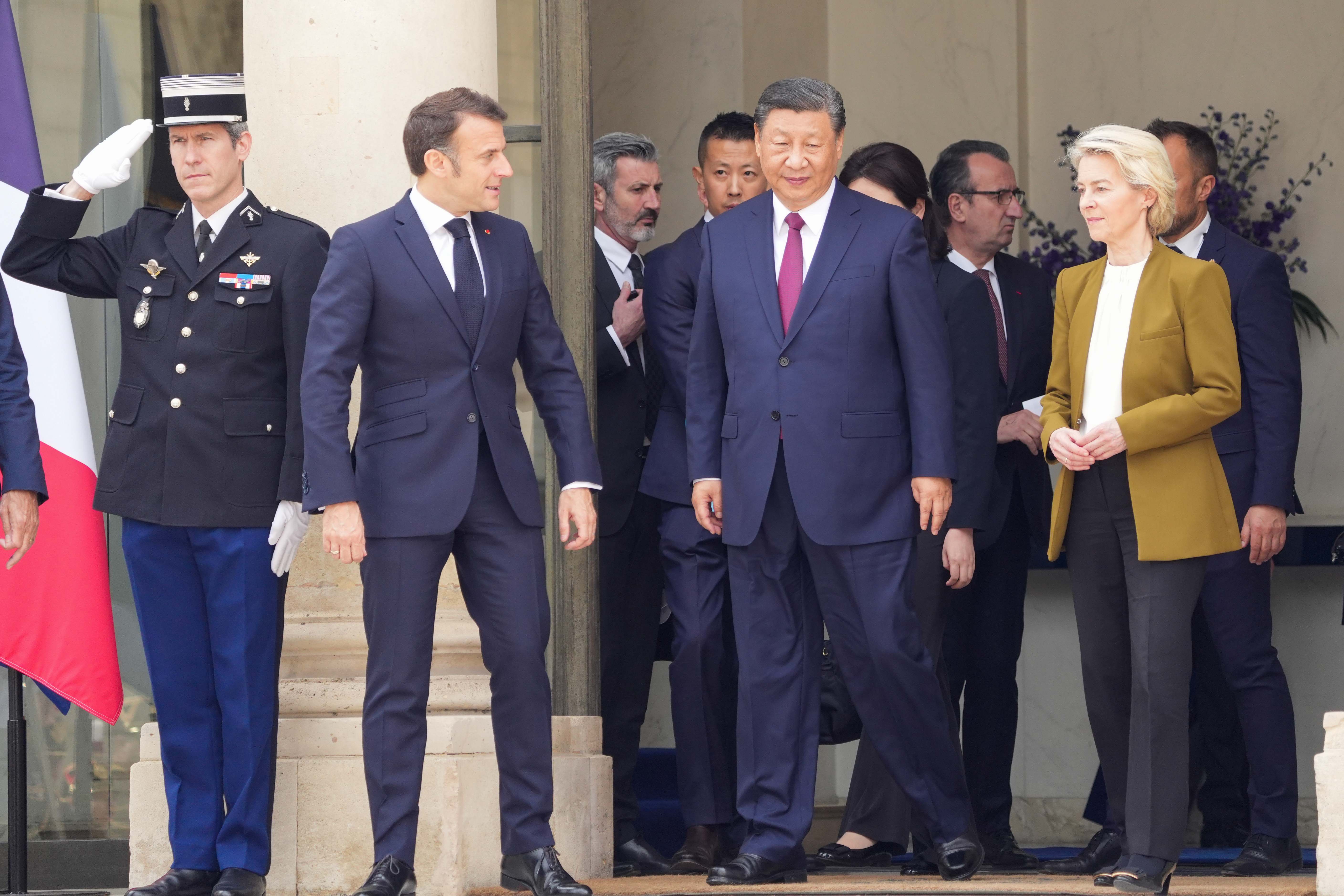 El presidente francés, Emmanuel Macron, el presidente chino, Xi Jinping y la presidenta de la Comisión Europea, Ursula von der Leyen.