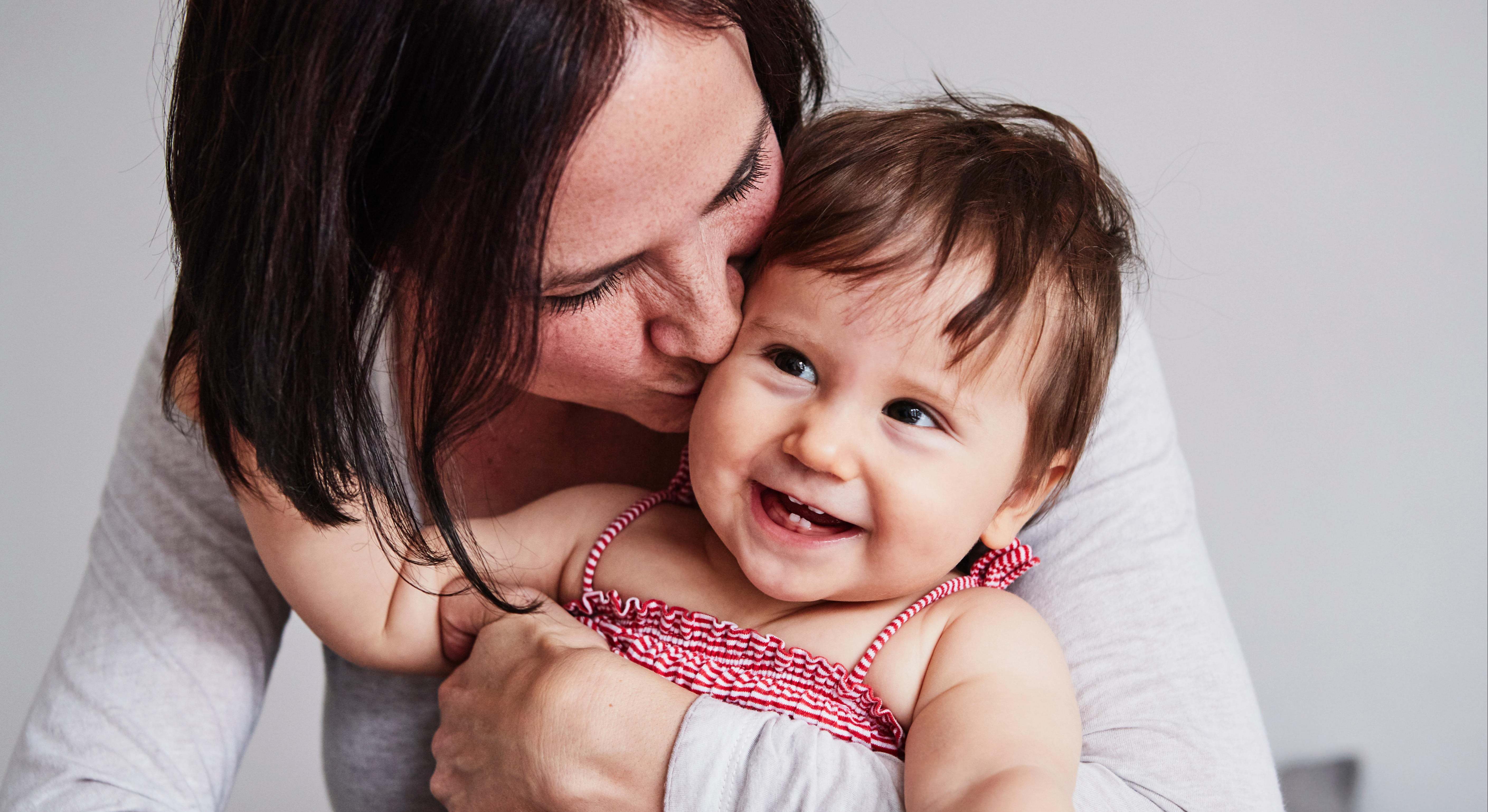 Una madre abrazando a su hija