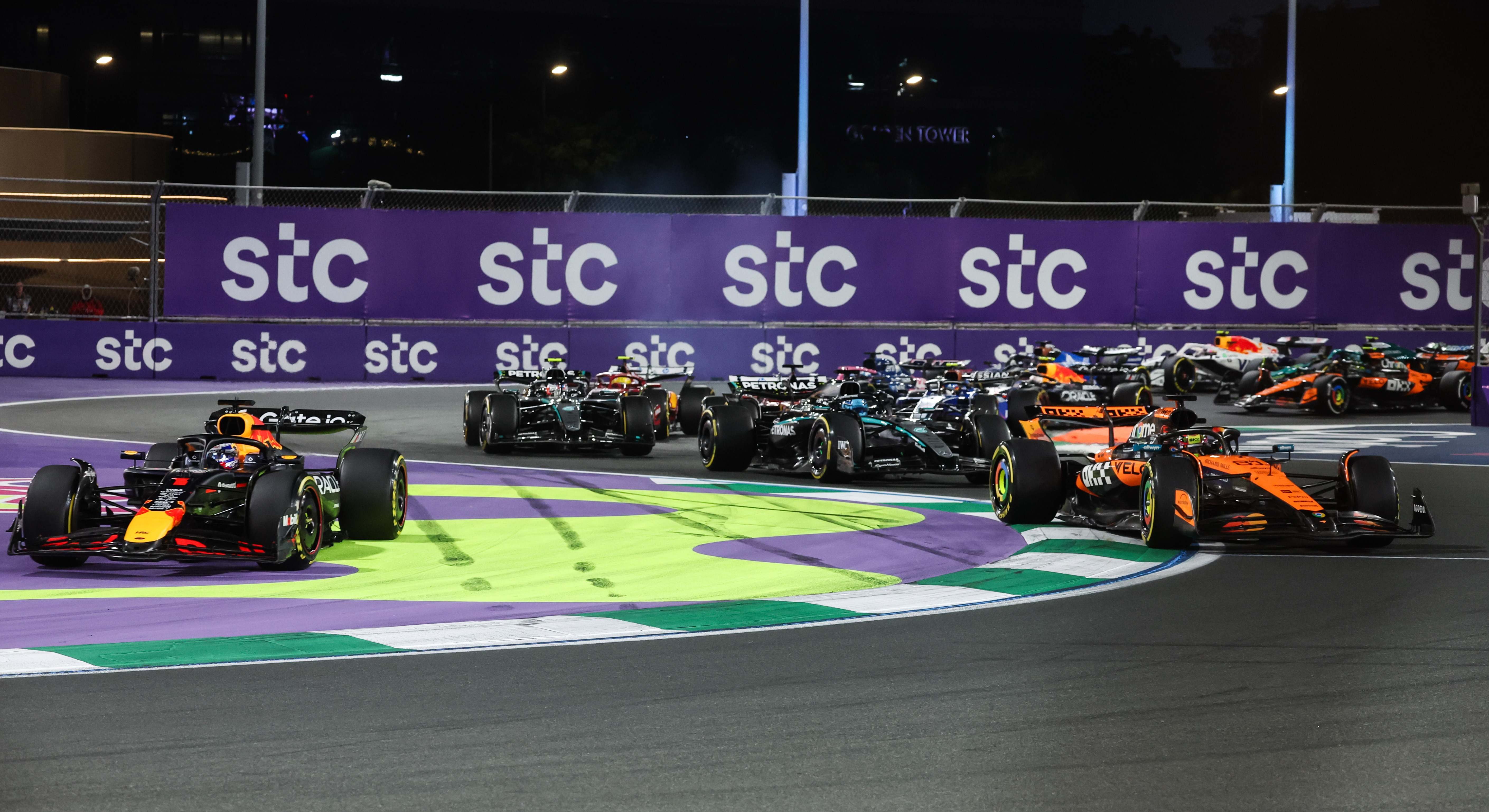Max Verstappen y Oscar Piastri en la salida del GP de Arabia Saudí 2025 de Fórmula 1