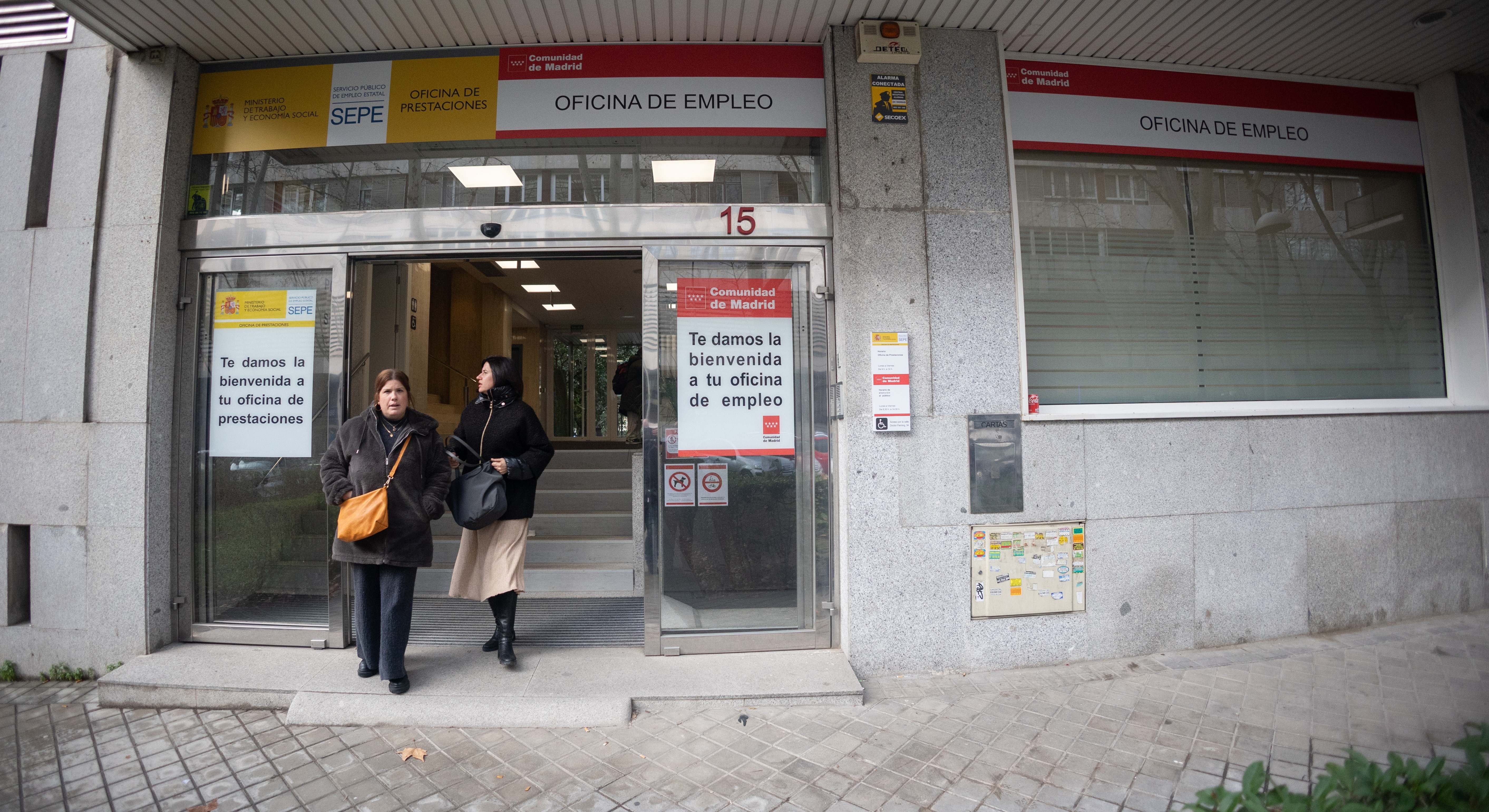 Dos mujeres saliendo de una oficina de empleo. Foto: Europa Press