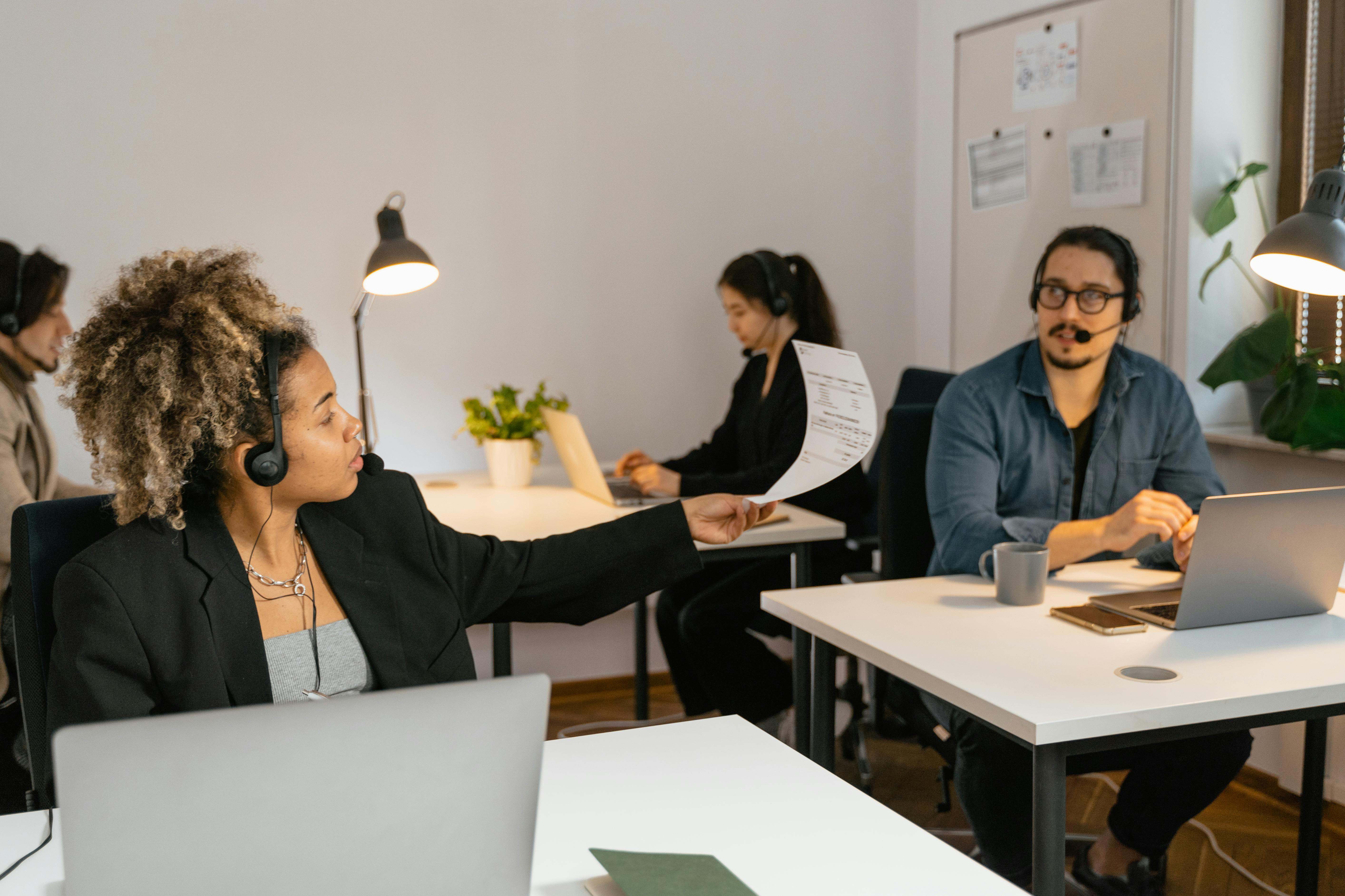 Es habitual que las personas hablen de ti en el trabajo y eso te preocupe