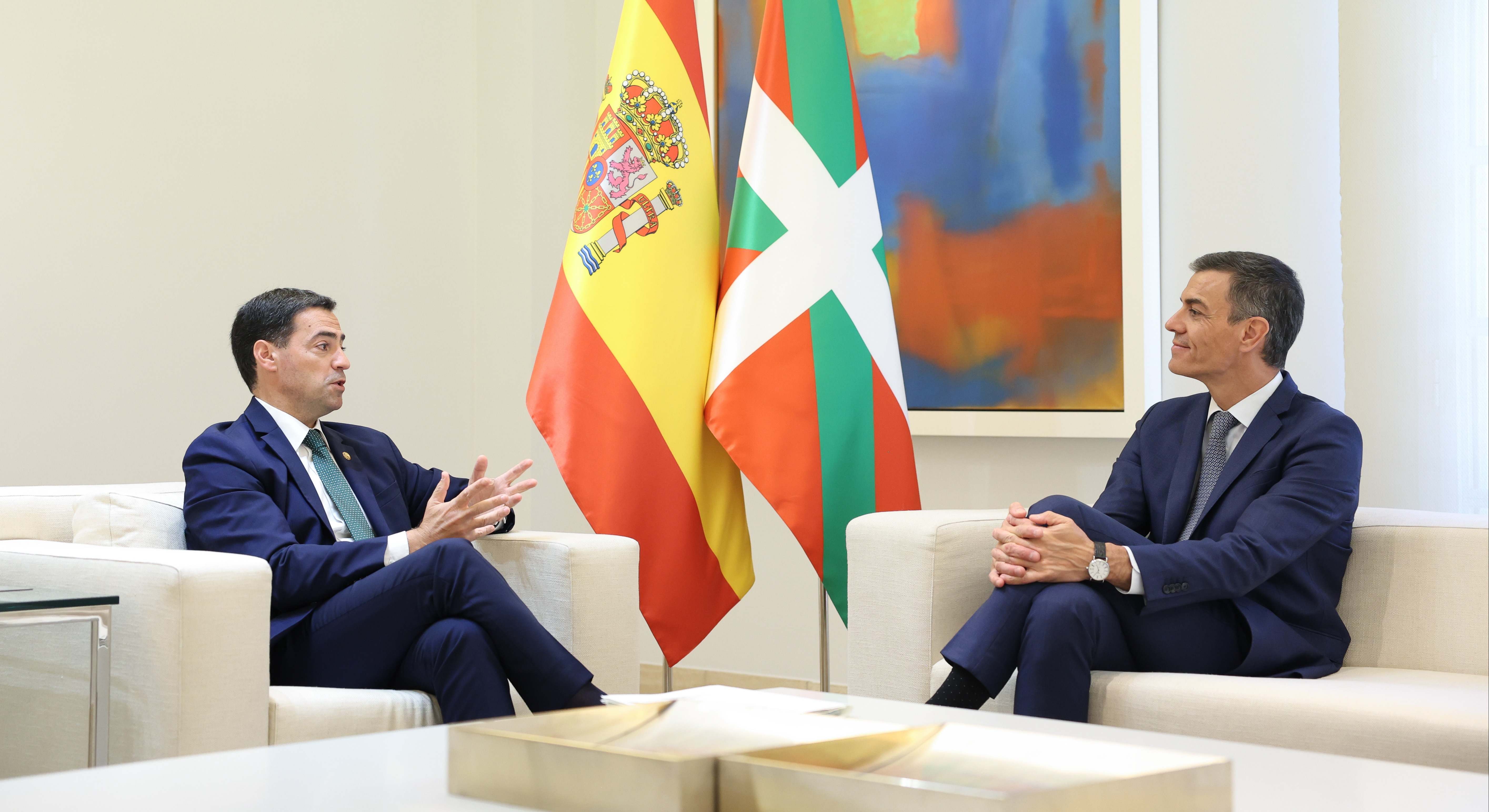Imanol Pradales, lehendakari vasco; y Pedro Sánchez, presidente del Gobierno de España.