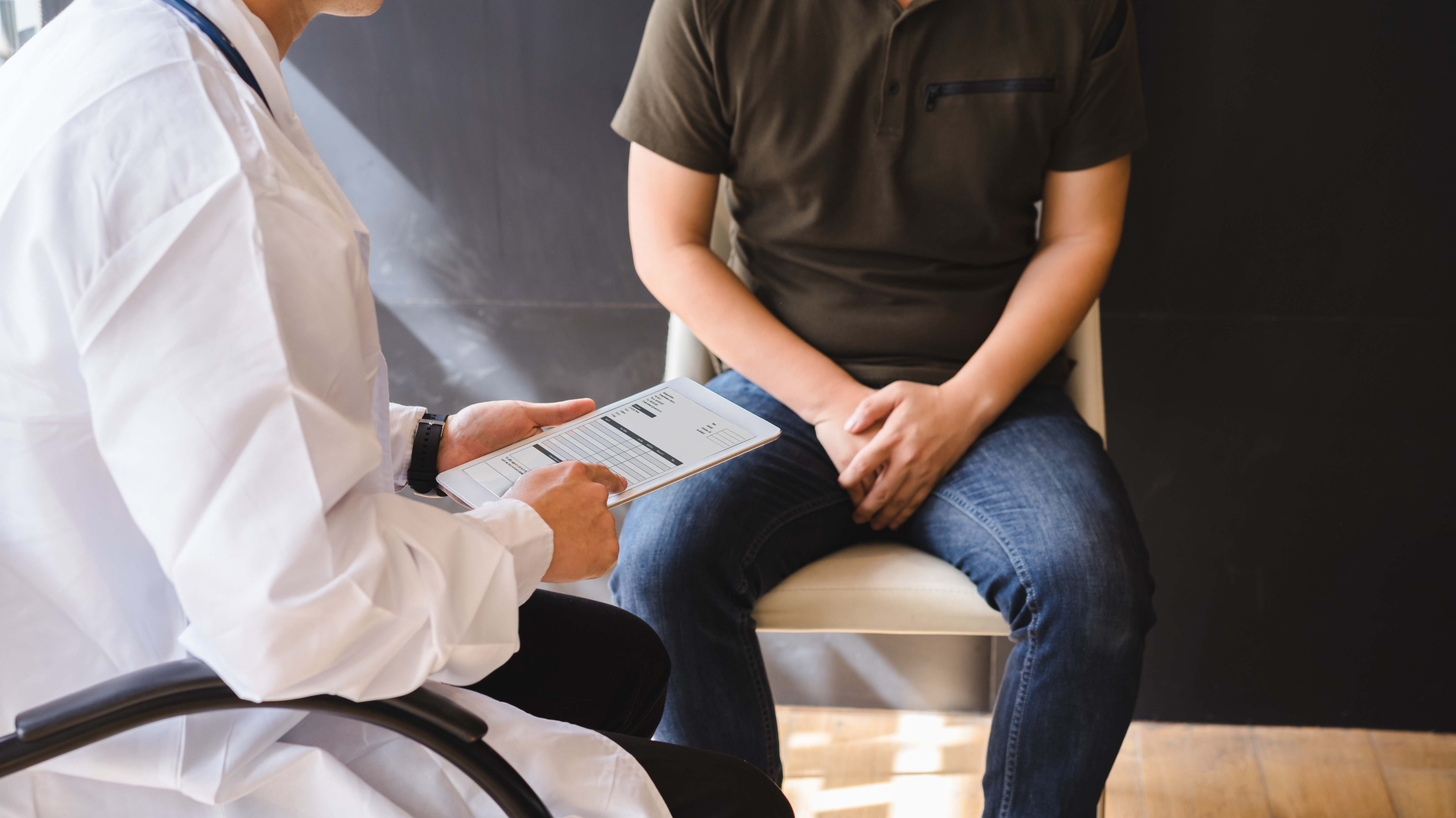 Doctor revela unos resultados a un paciente en la consulta