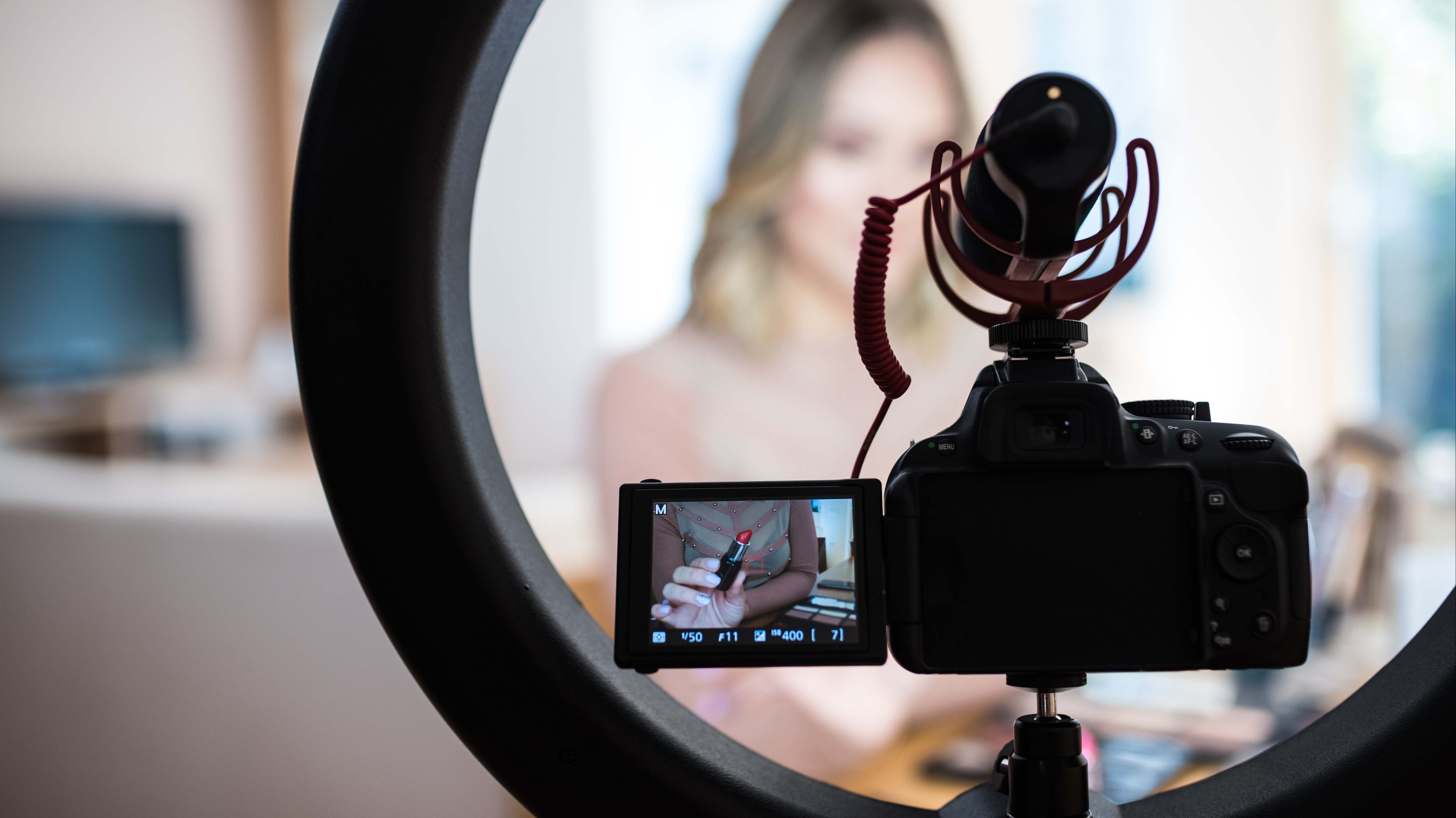 Una mujer graba un vídeo para las redes sociales