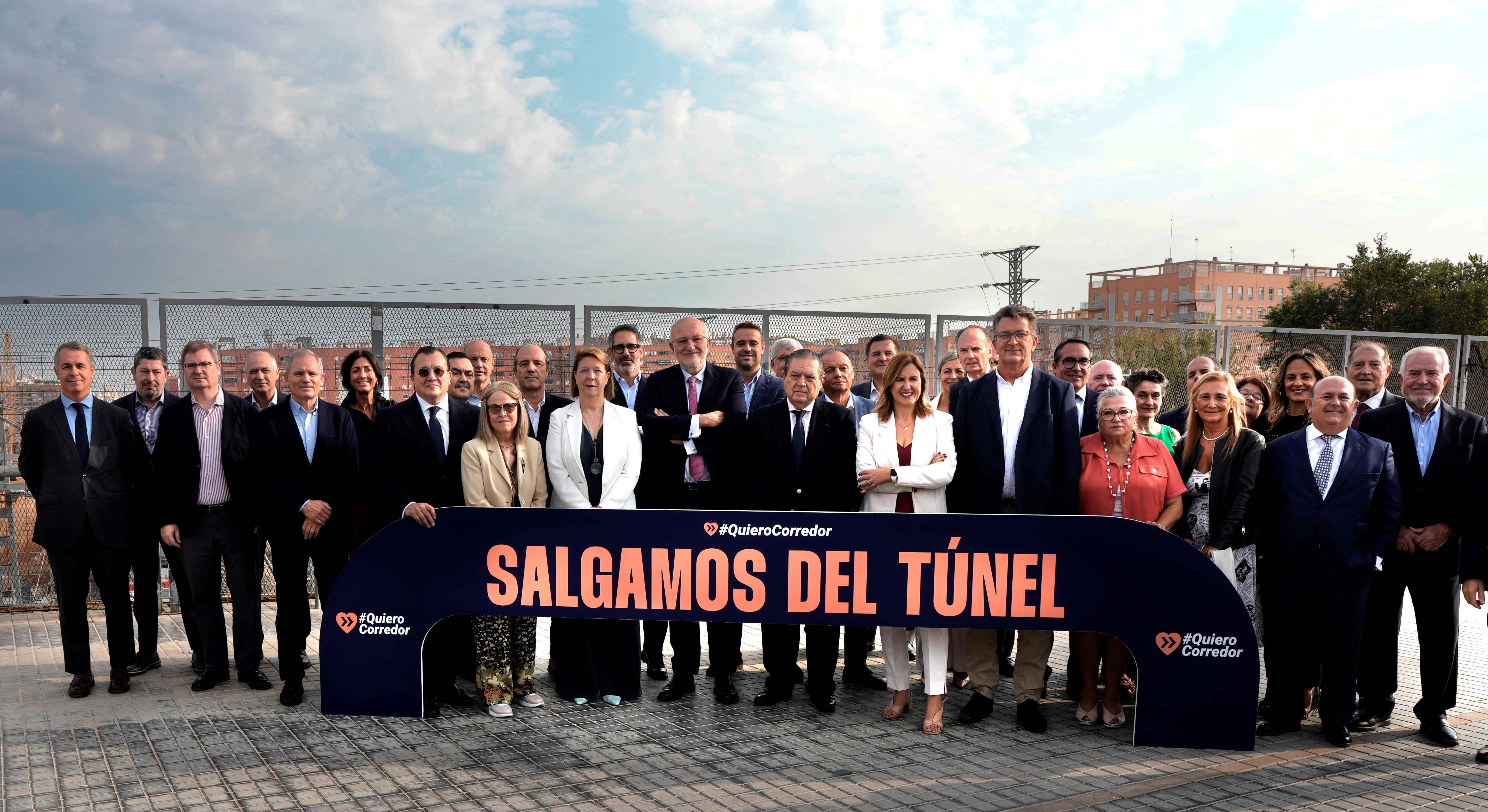 Empresarios, con la alcaldesa de Valencia y otros representantes políticos, hoy en Valencia.