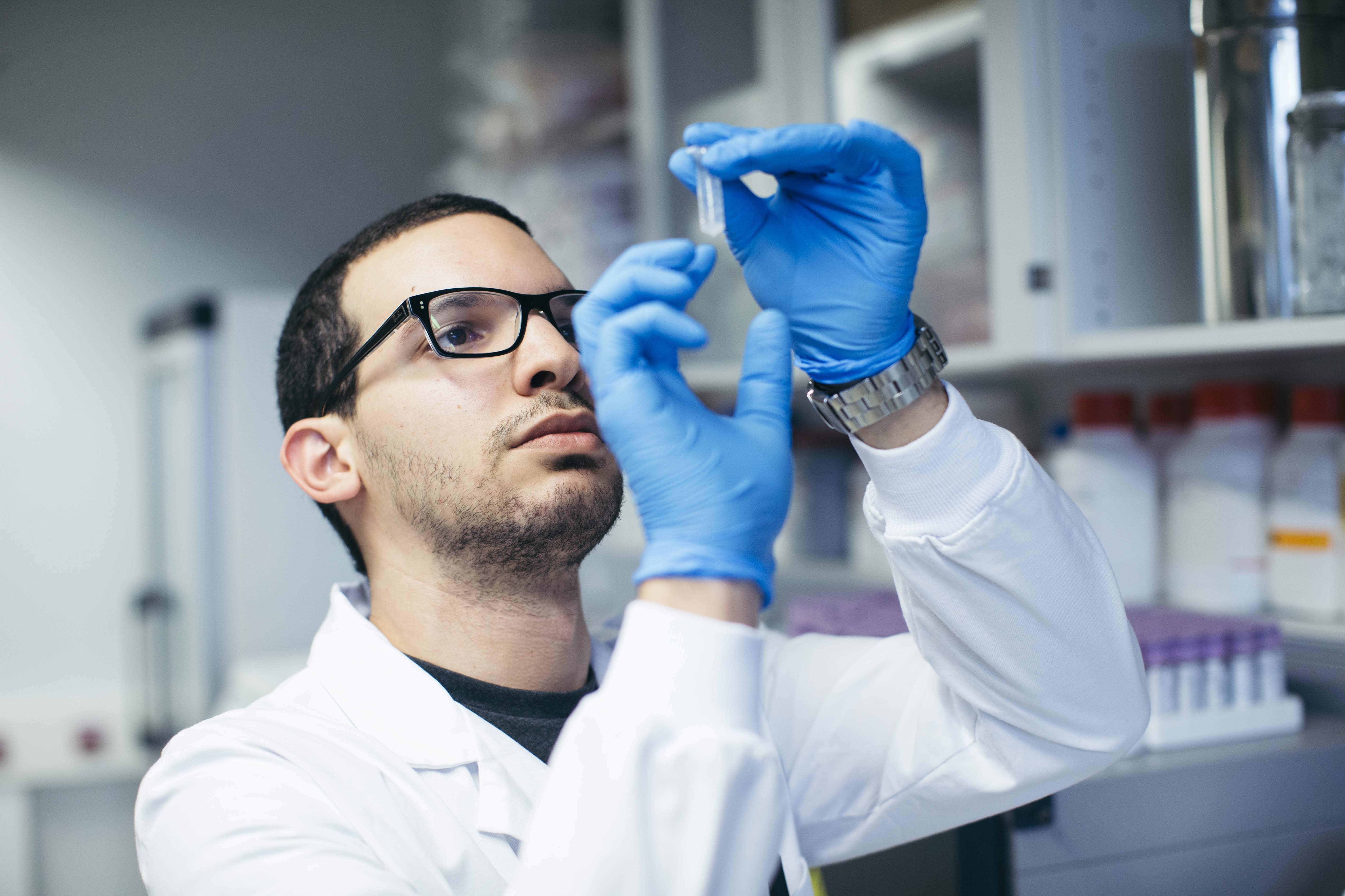 Un-joven-investigador-del-CIMUS-de-la-Universidad-de-Santiago-de-Compostela-trabaja-en-un-proyecto-financiado-por-la-Fundacion-Mutua.jpg