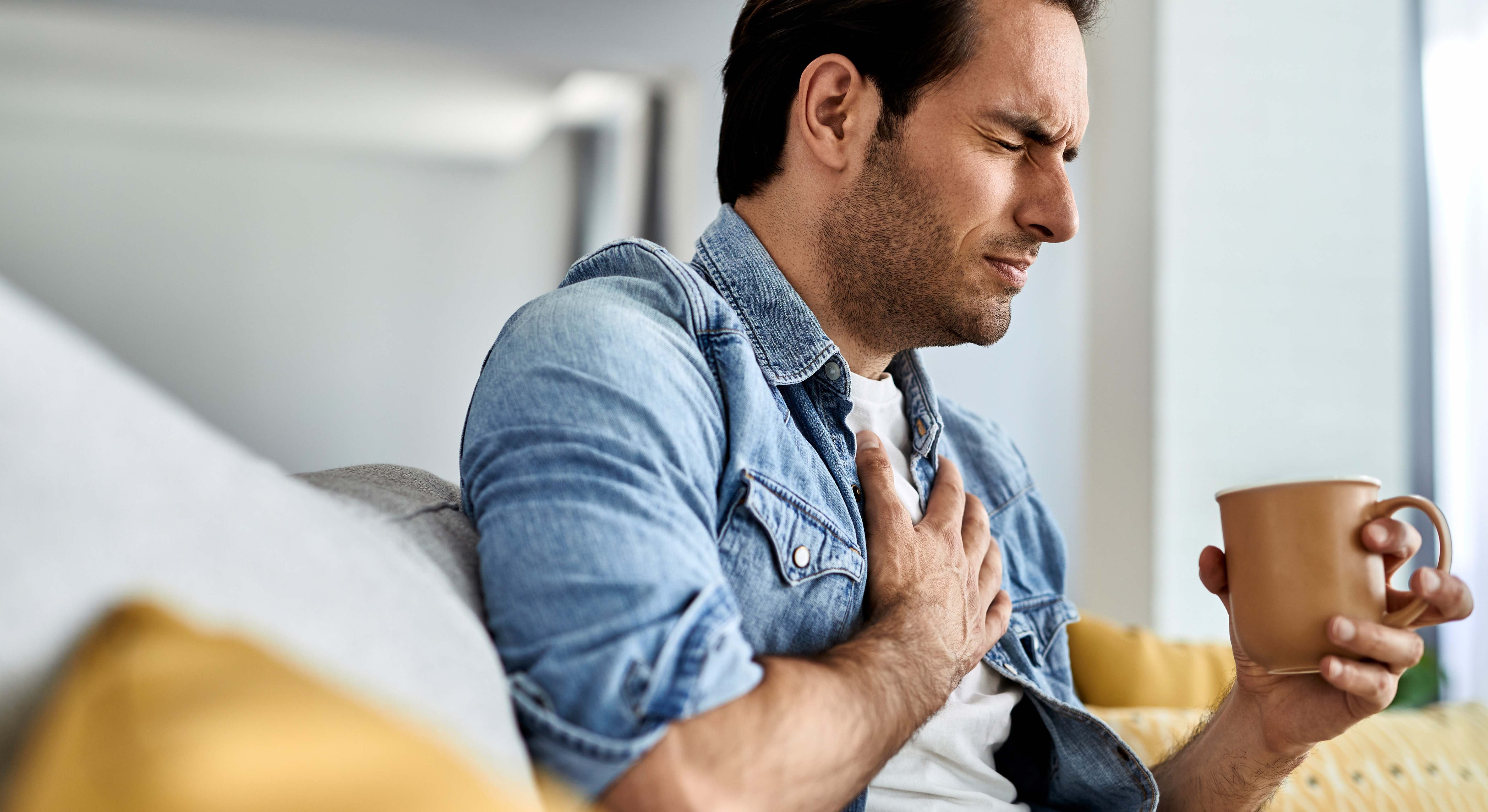 Hombre con dolor en el pecho
