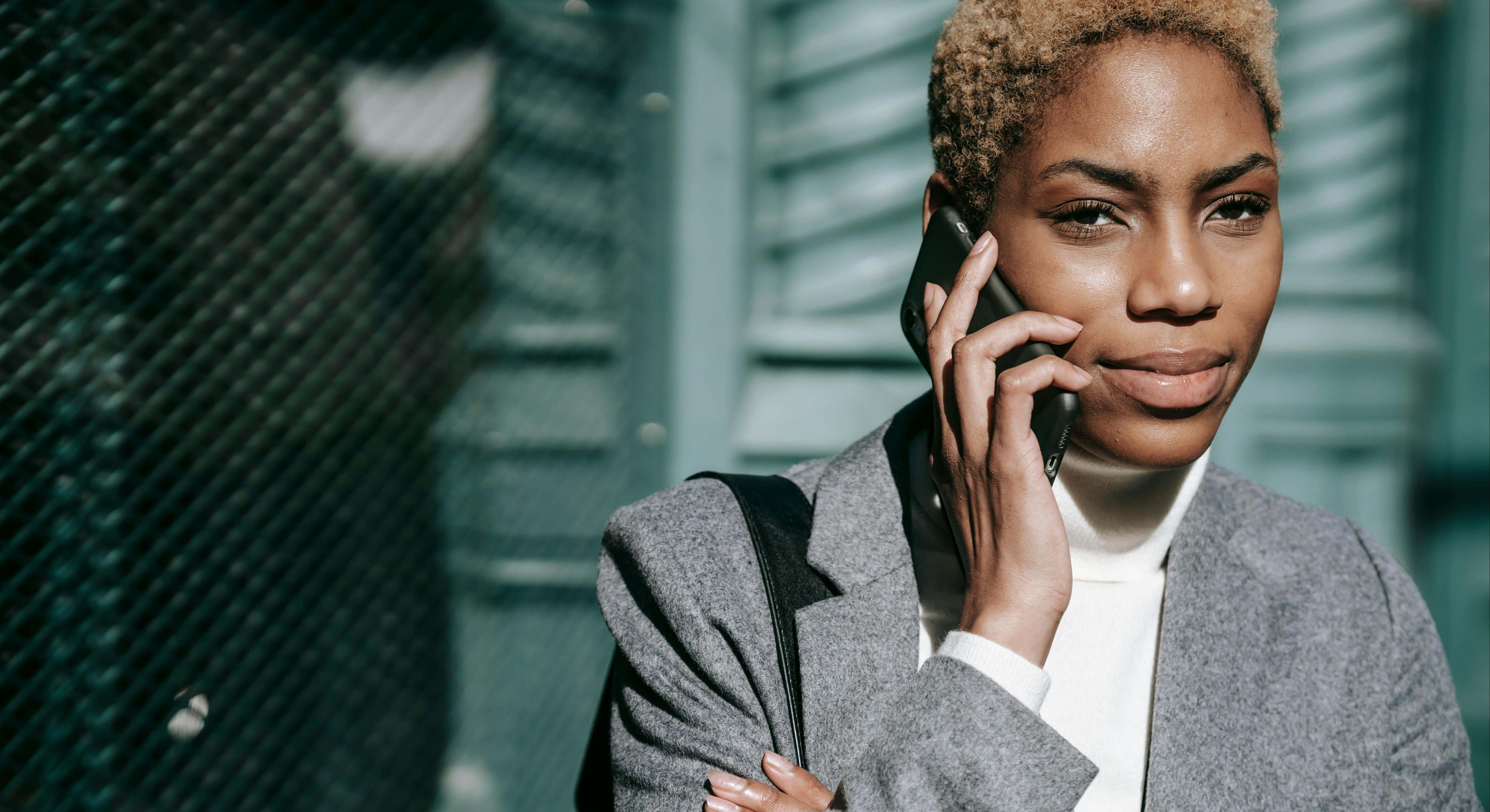 Una mujer habla por teléfono
