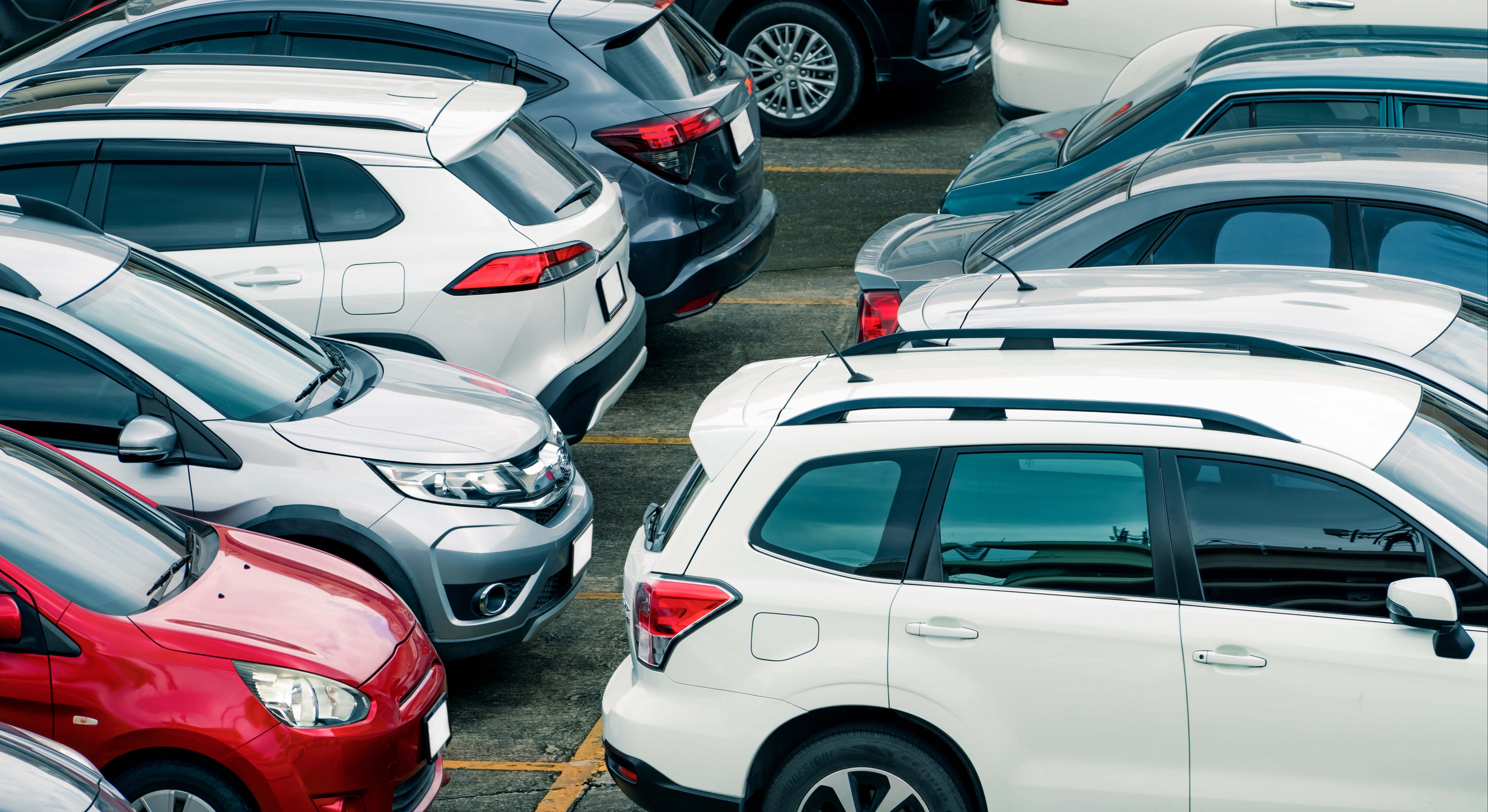 Varios coches aparcados