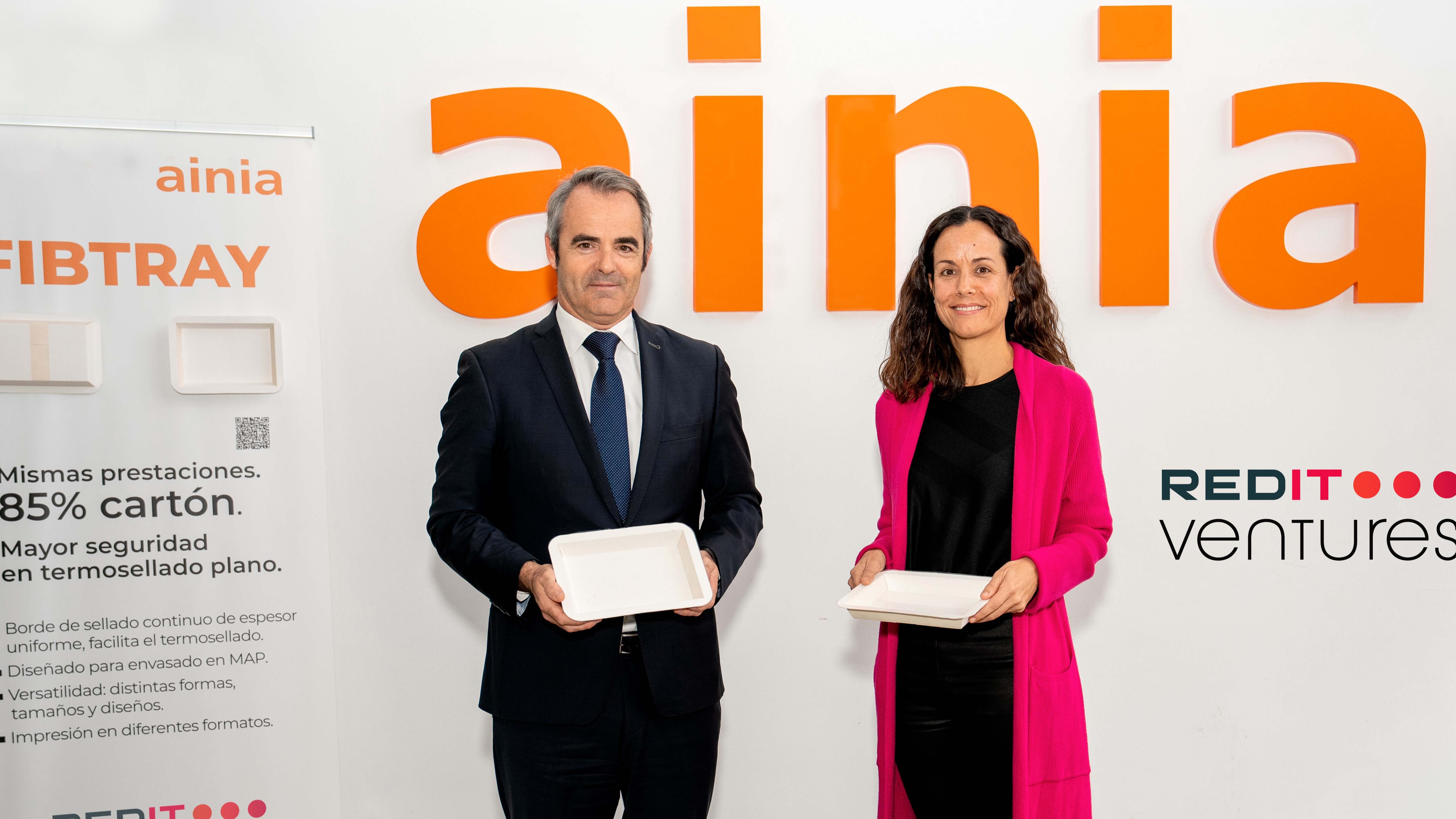 Gonzalo Berenguer y Cristina del Campo con el envase que lanzará Fibtray.