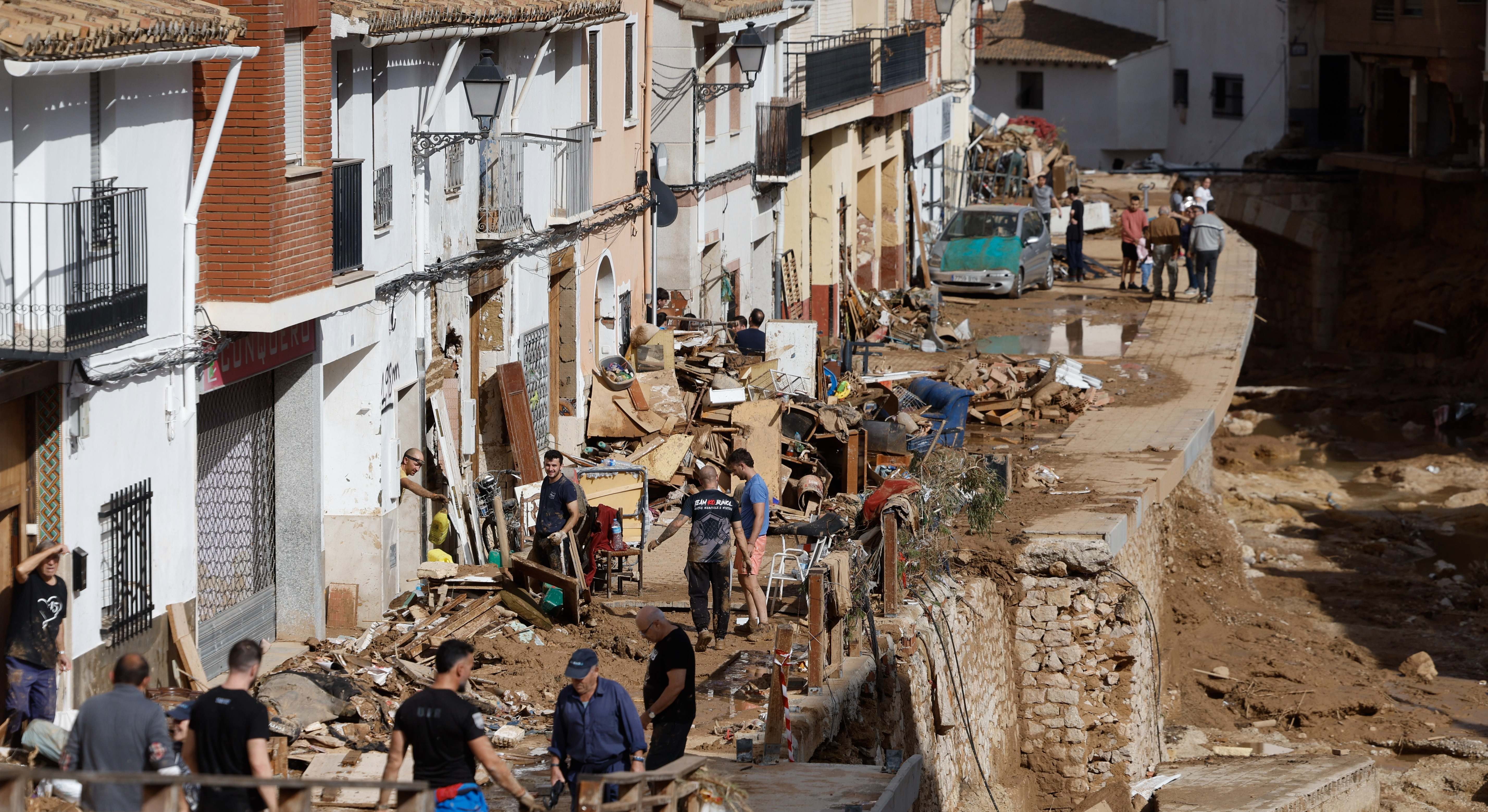 Una calle de Chiva arrasada por la DANA