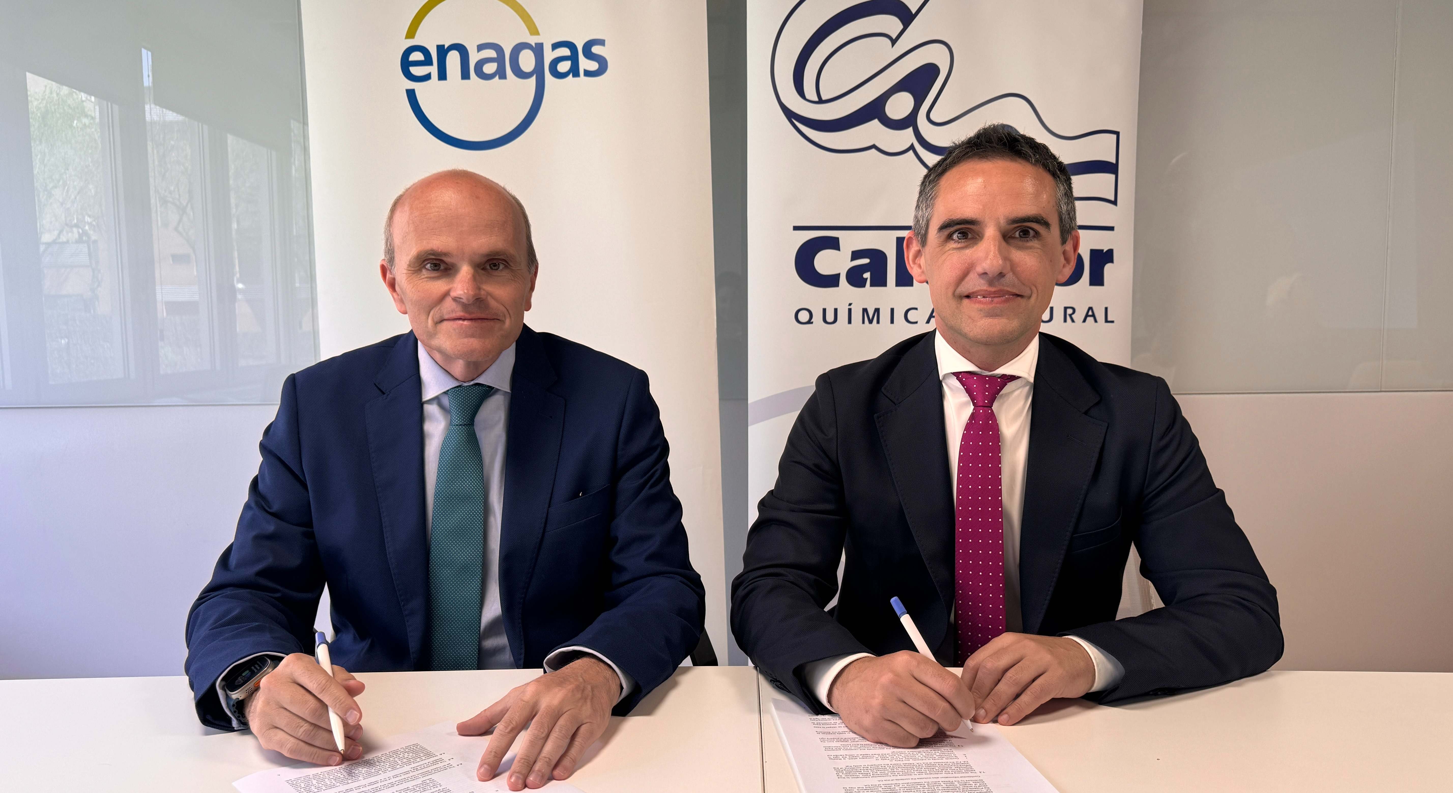Jesús Saldaña (Enagás) y Andoni Mendiola (Calcinor) durante la firma del acuerdo. Enagás