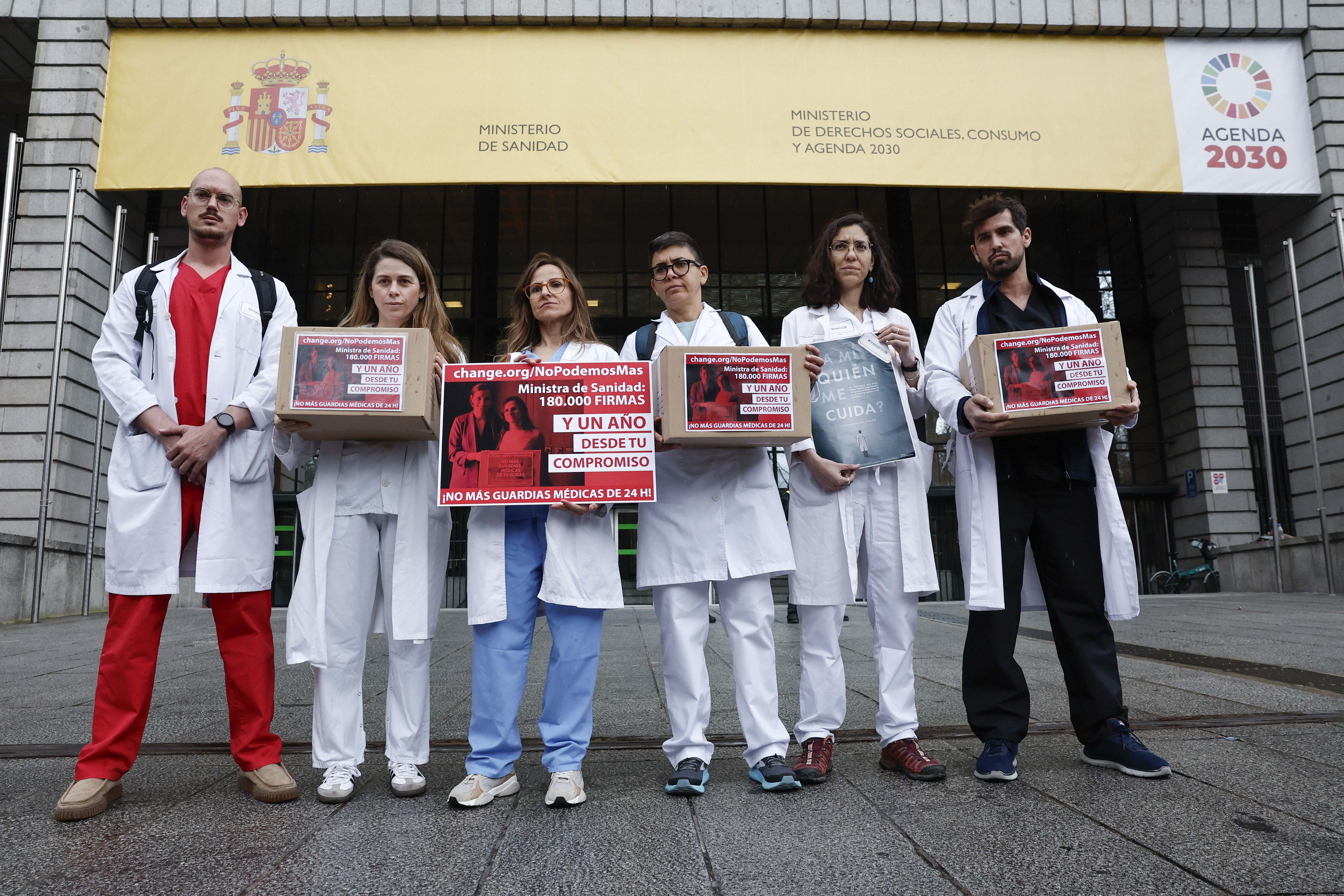 Seis médicos entregan 180.000 firmas en el Ministerio de Sanidad