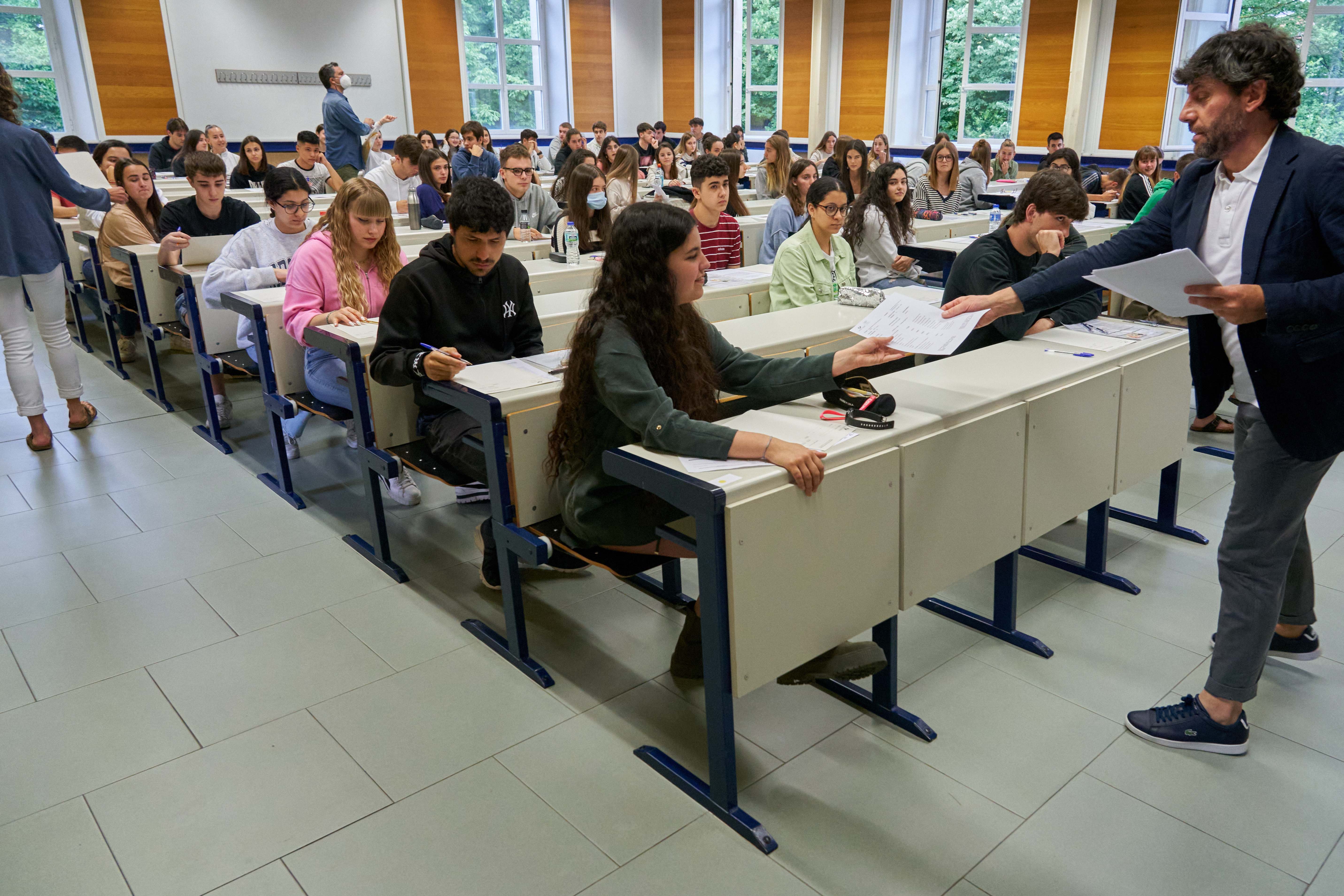 Alumnos en un aulario de las Nieves del Campus de Vitoria. EFE