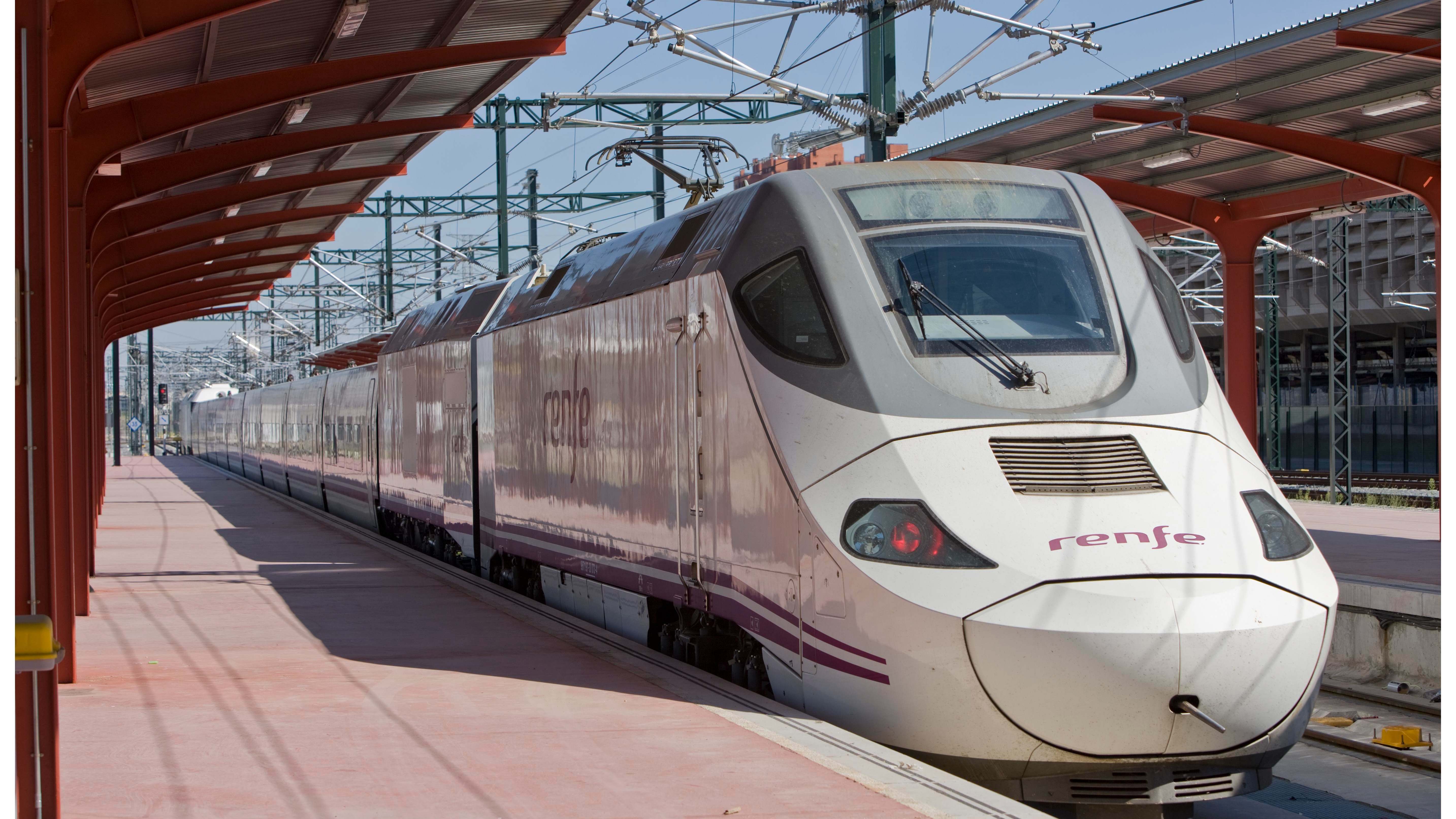 Tren conectado a la catenaria