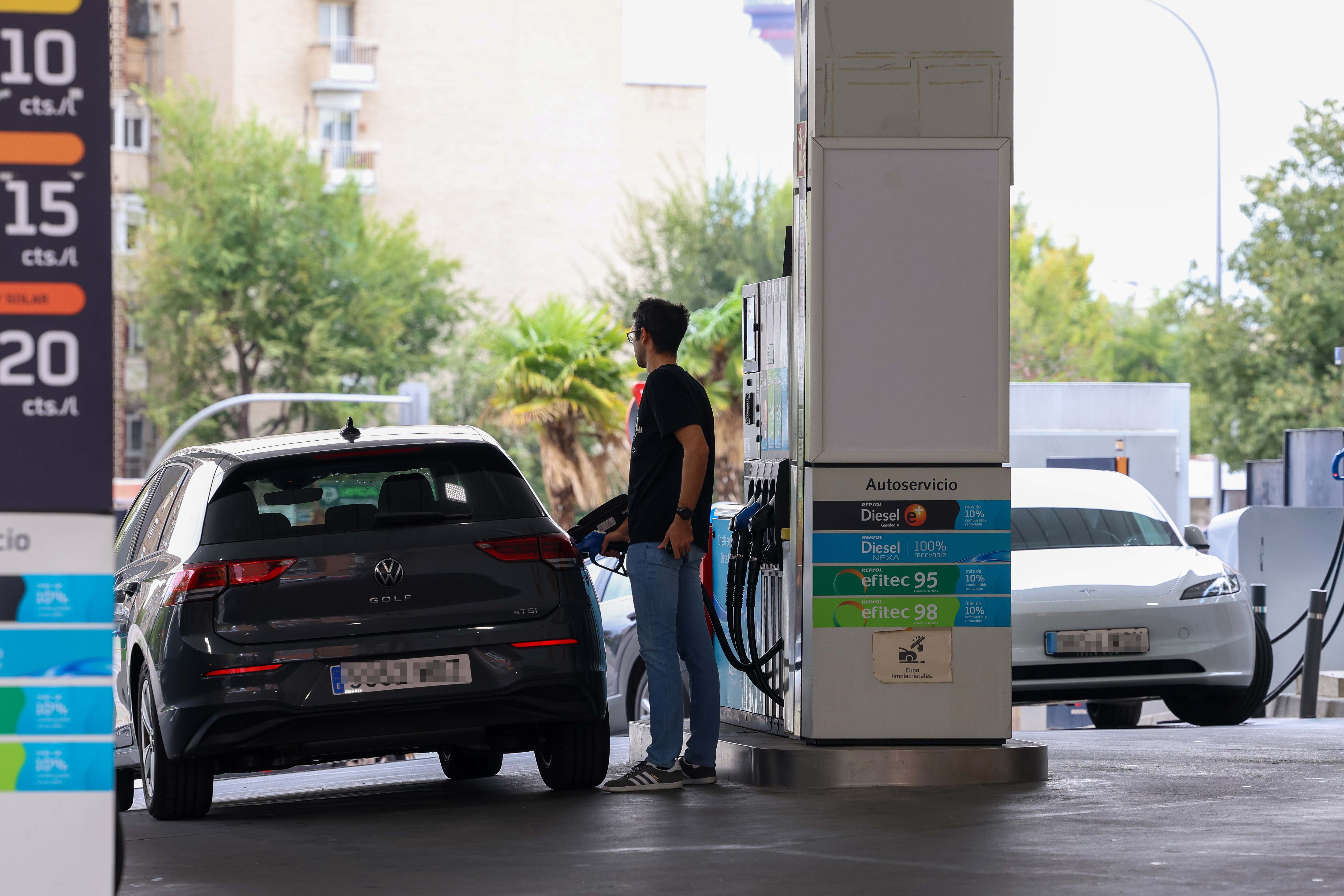 Imagen de archivo de un hombre repostando en una gasolinera. Foto: EP.