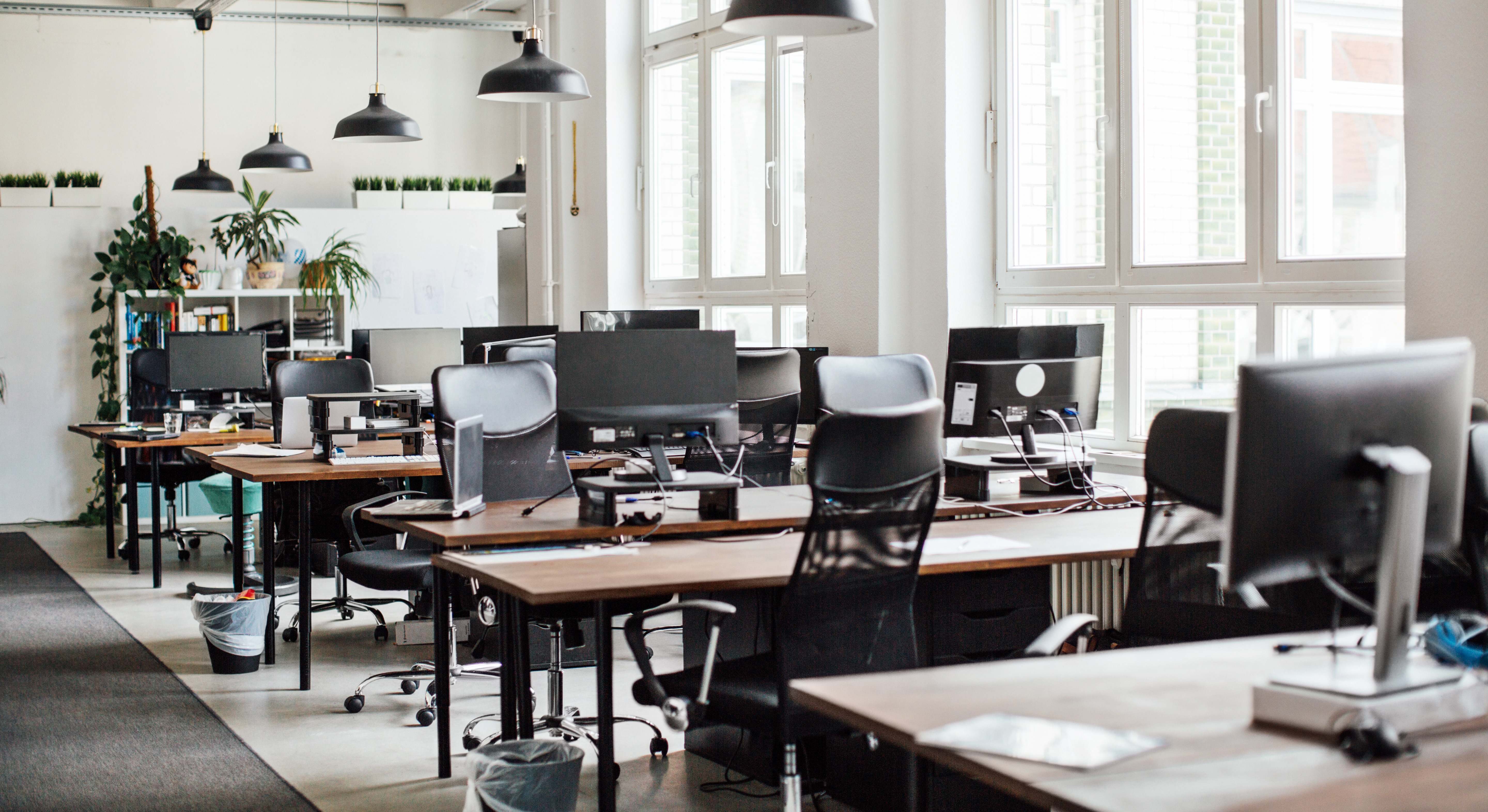 Varios puestos de trabajo vacíos