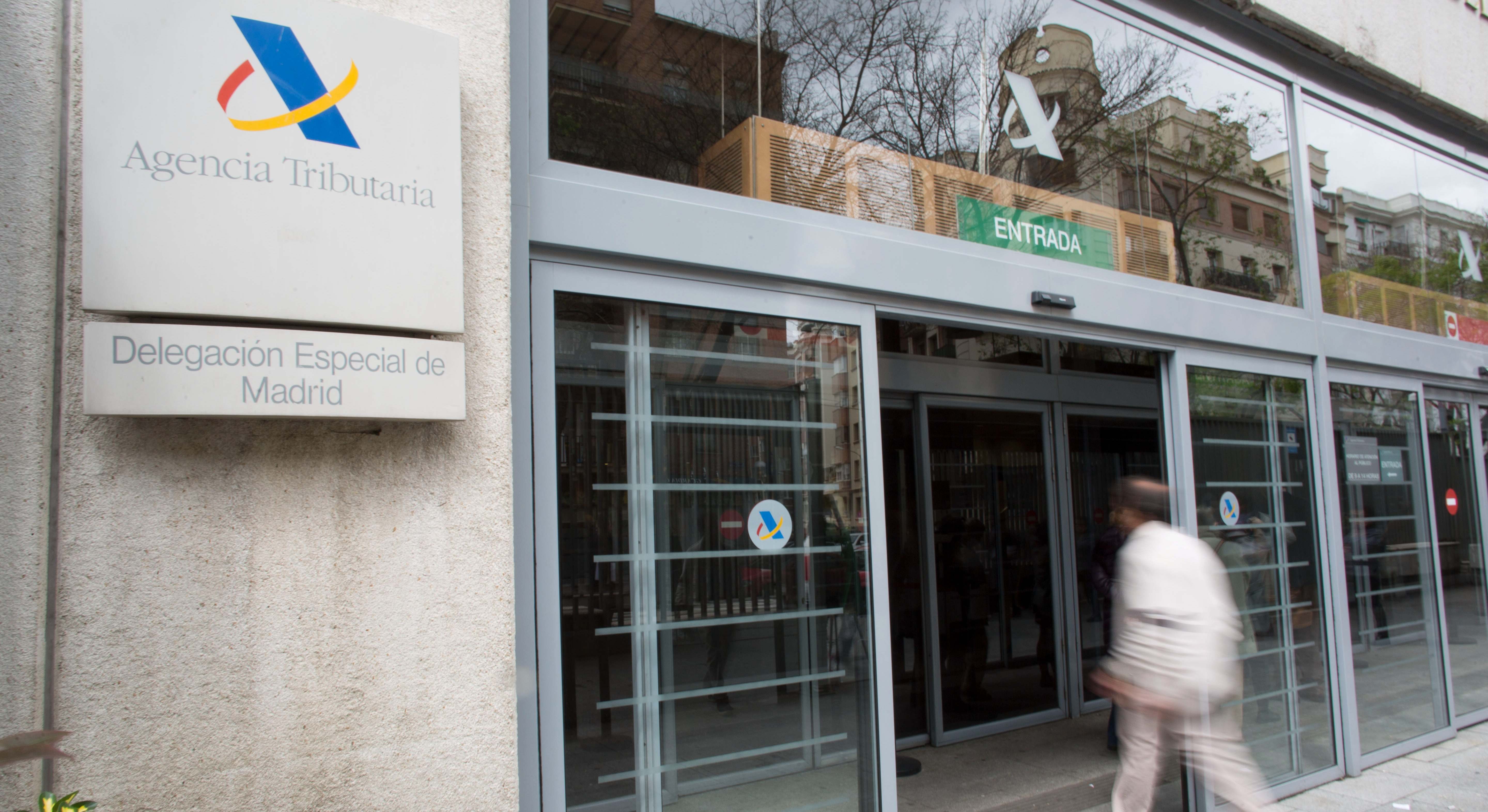 Un hombre entra a una delegación de la Agencia Tributaria