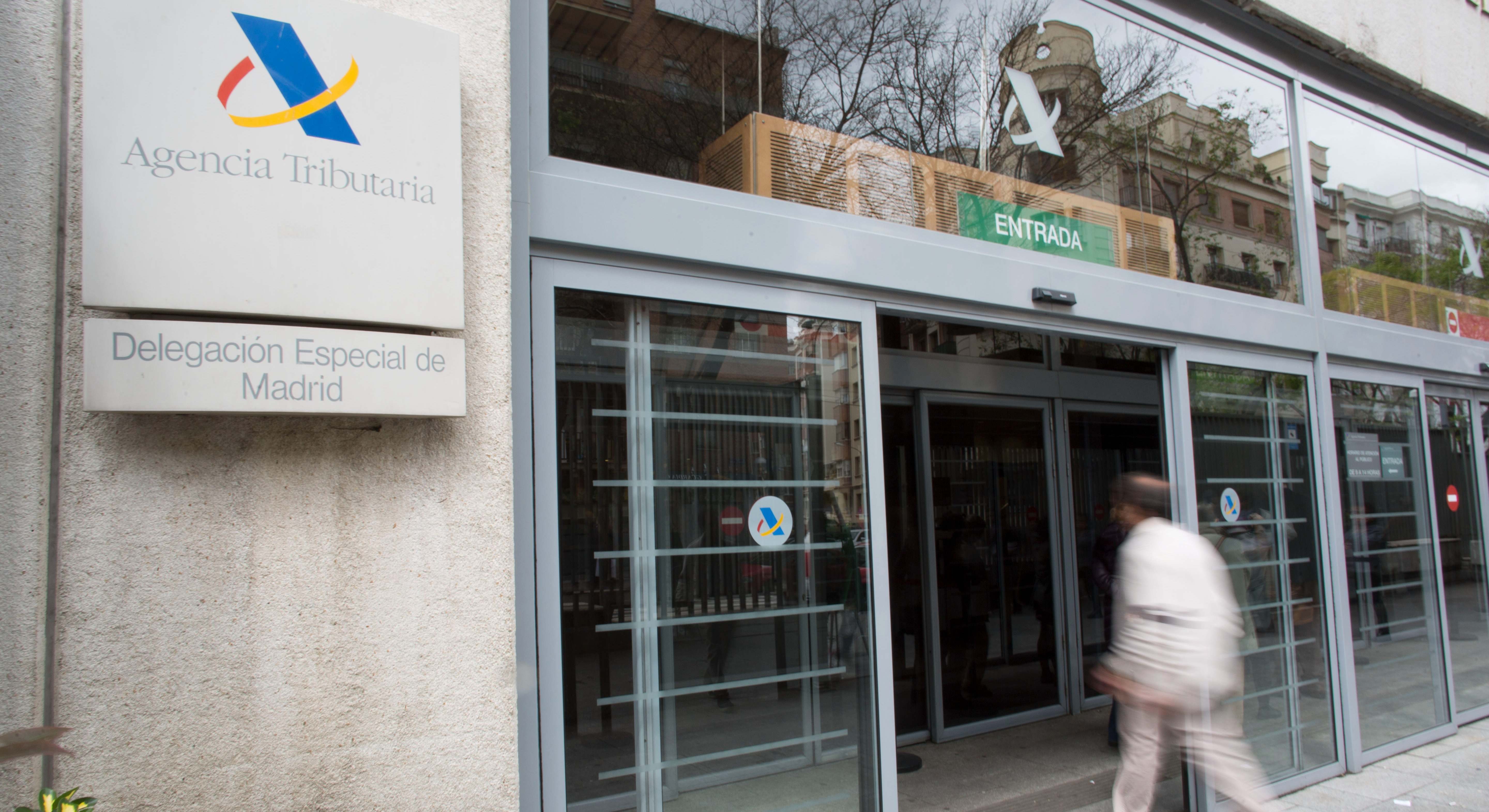Una persona entra a una delegación de la Agencia Tributaria