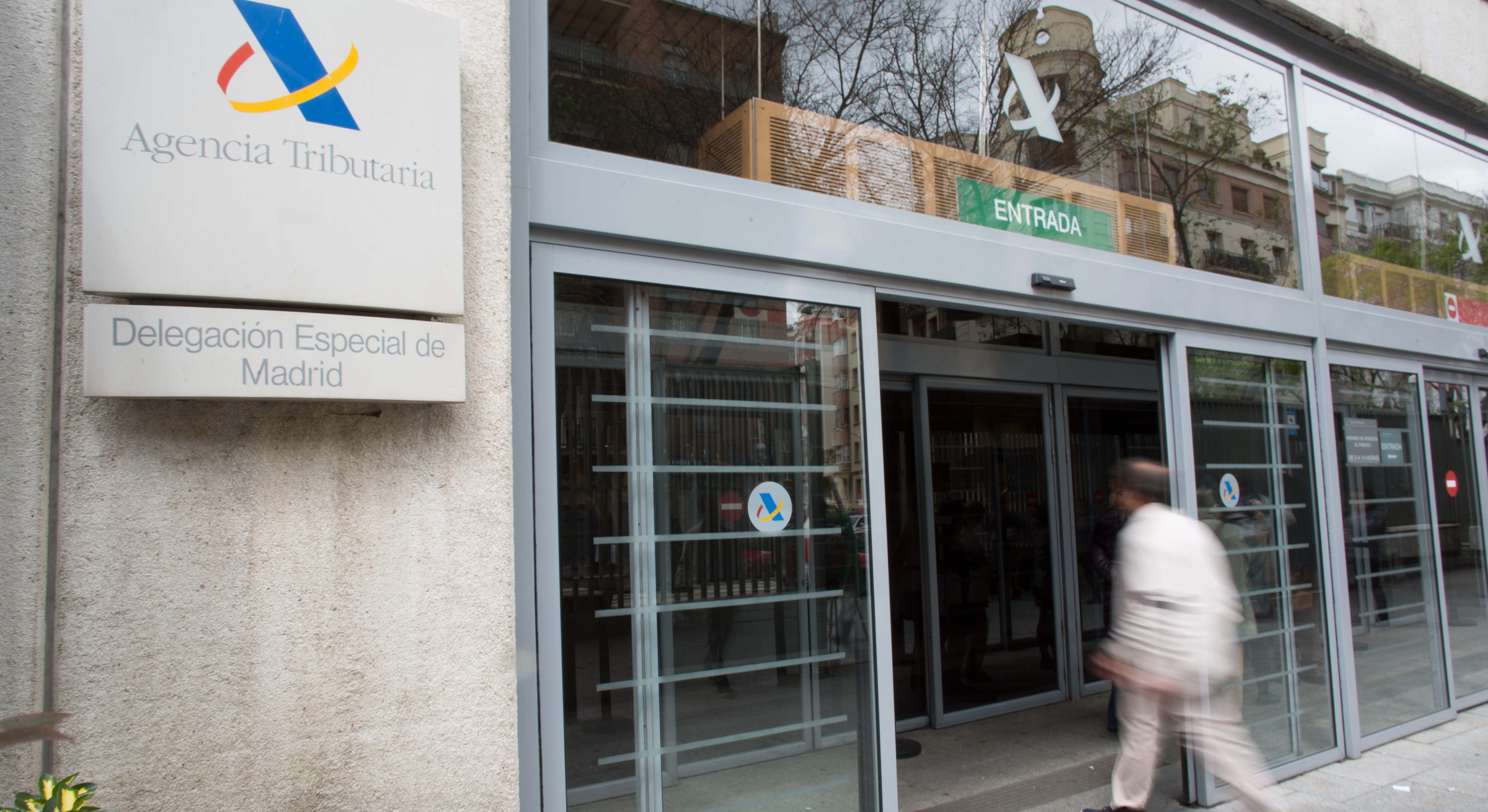 Una persona entra a una administración de la Agencia Tributaria