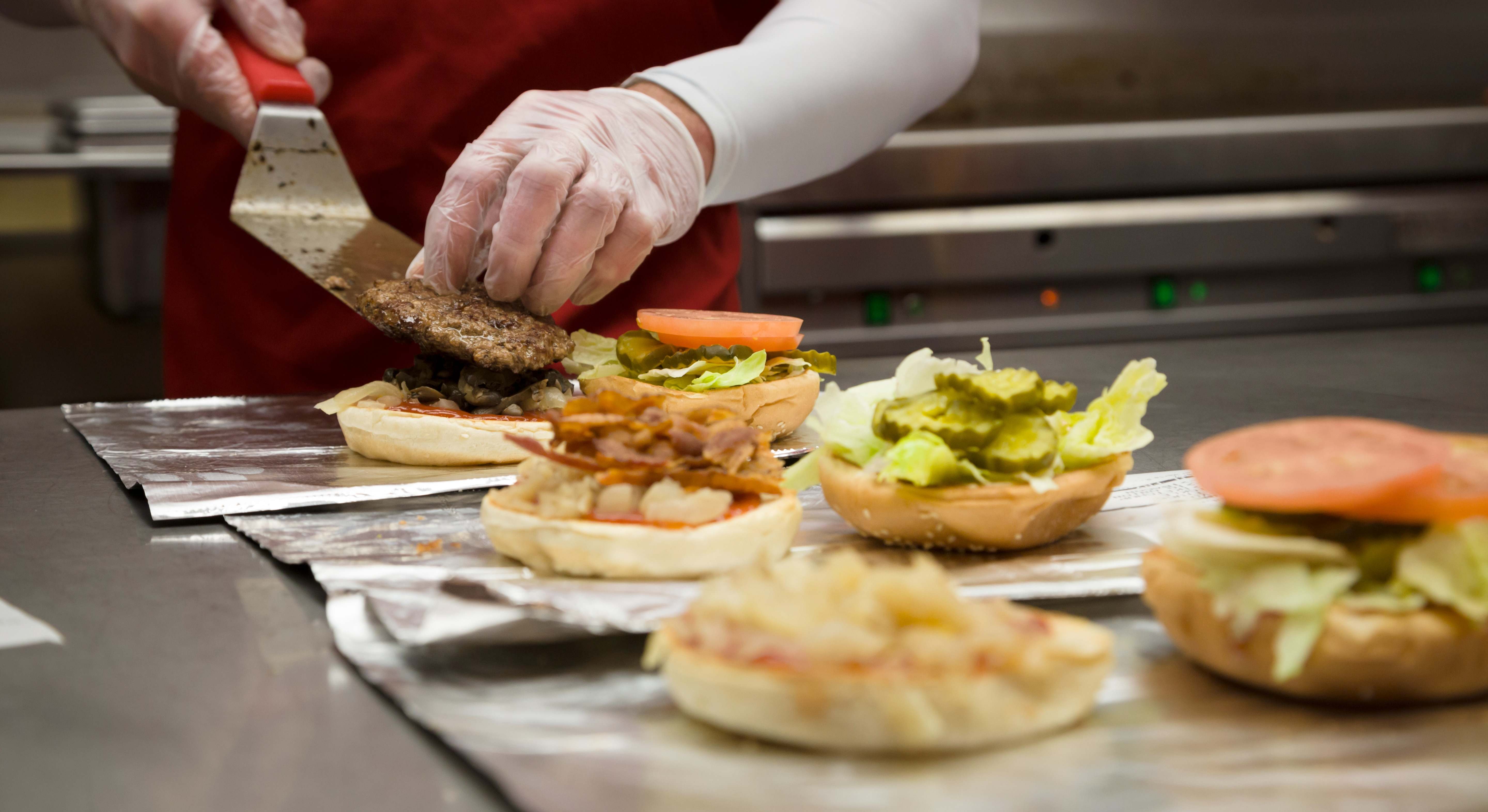 Las cadenas de restauración acaparan ya un tercio del gasto en alimentación fuera del hogar.