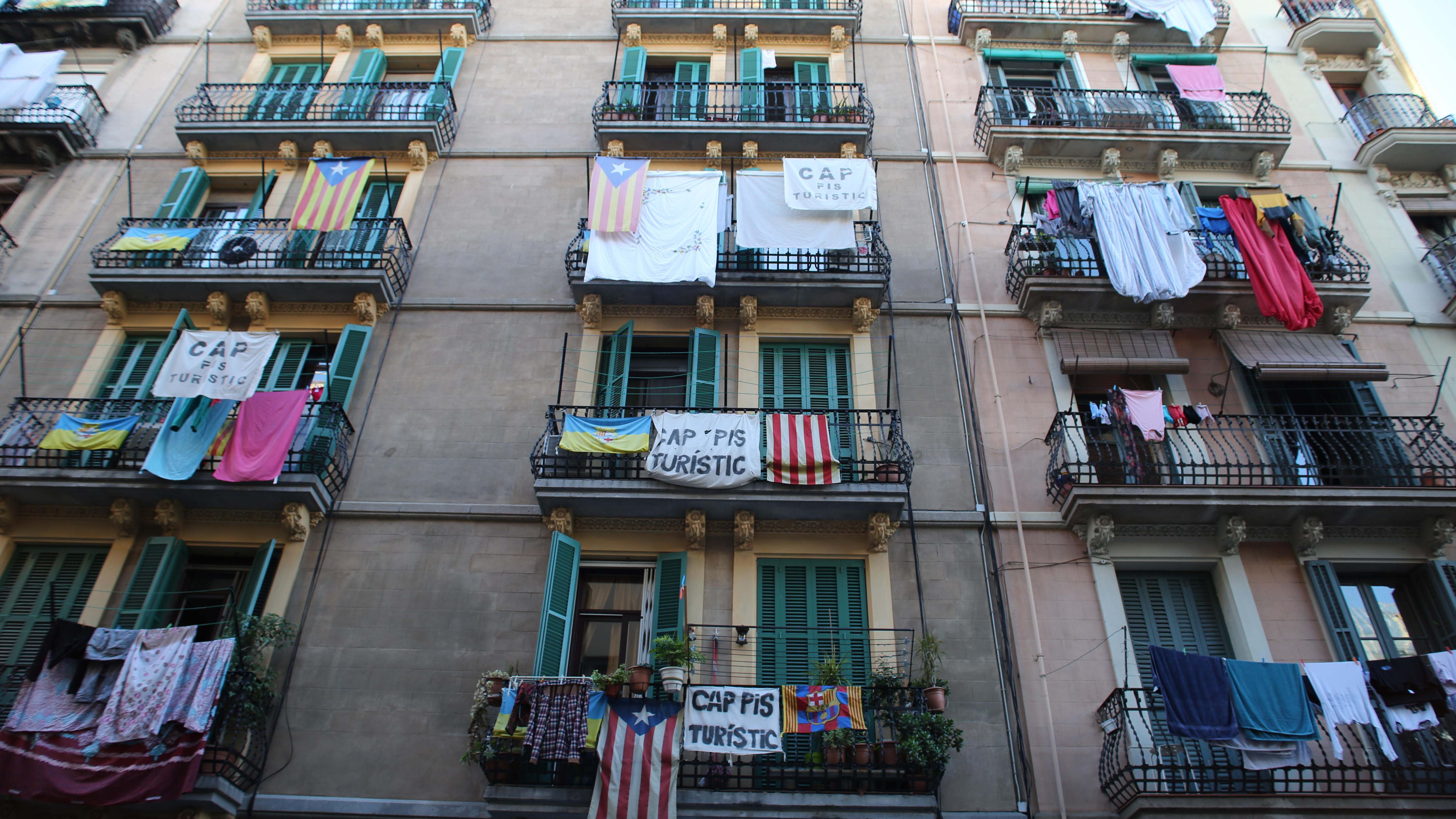 Pancartas contra pisos turísticos en Barcelona