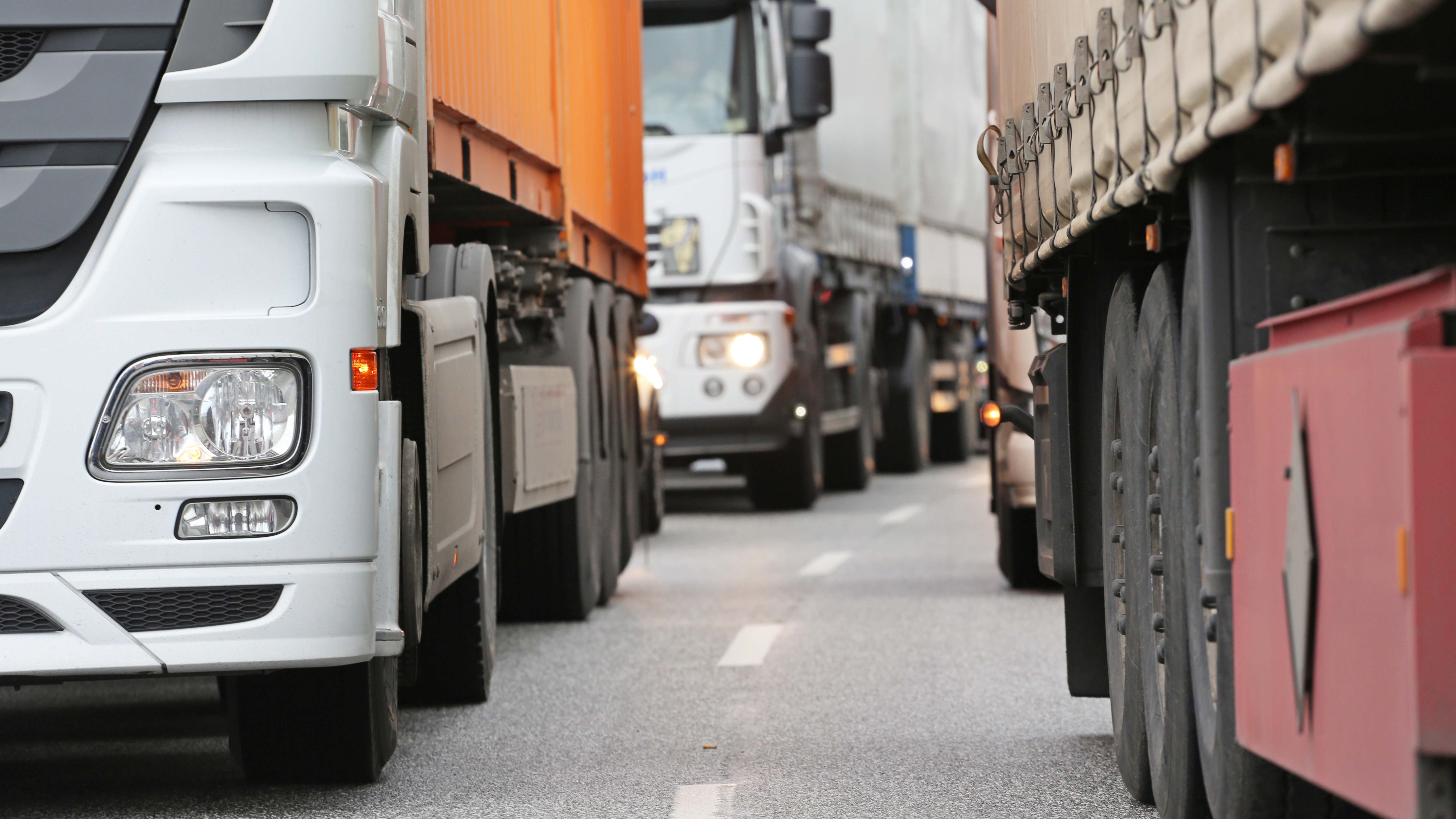 Camiones en la carretera. / iStock