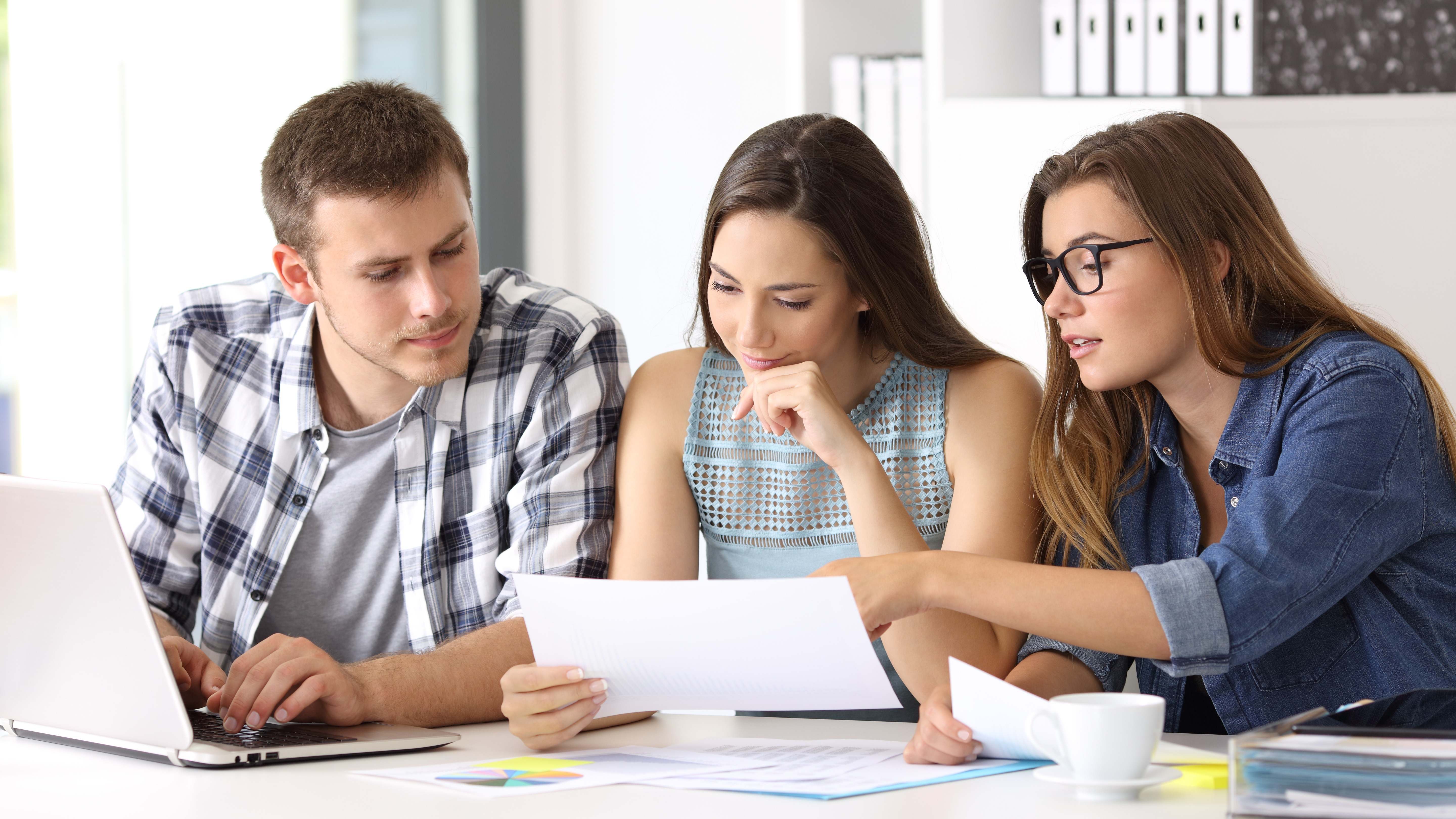 Personas jóvenes en una empresa